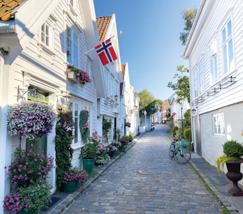 Pittoreske hvide træhuse med blomsterkasser i Stavanger Norge