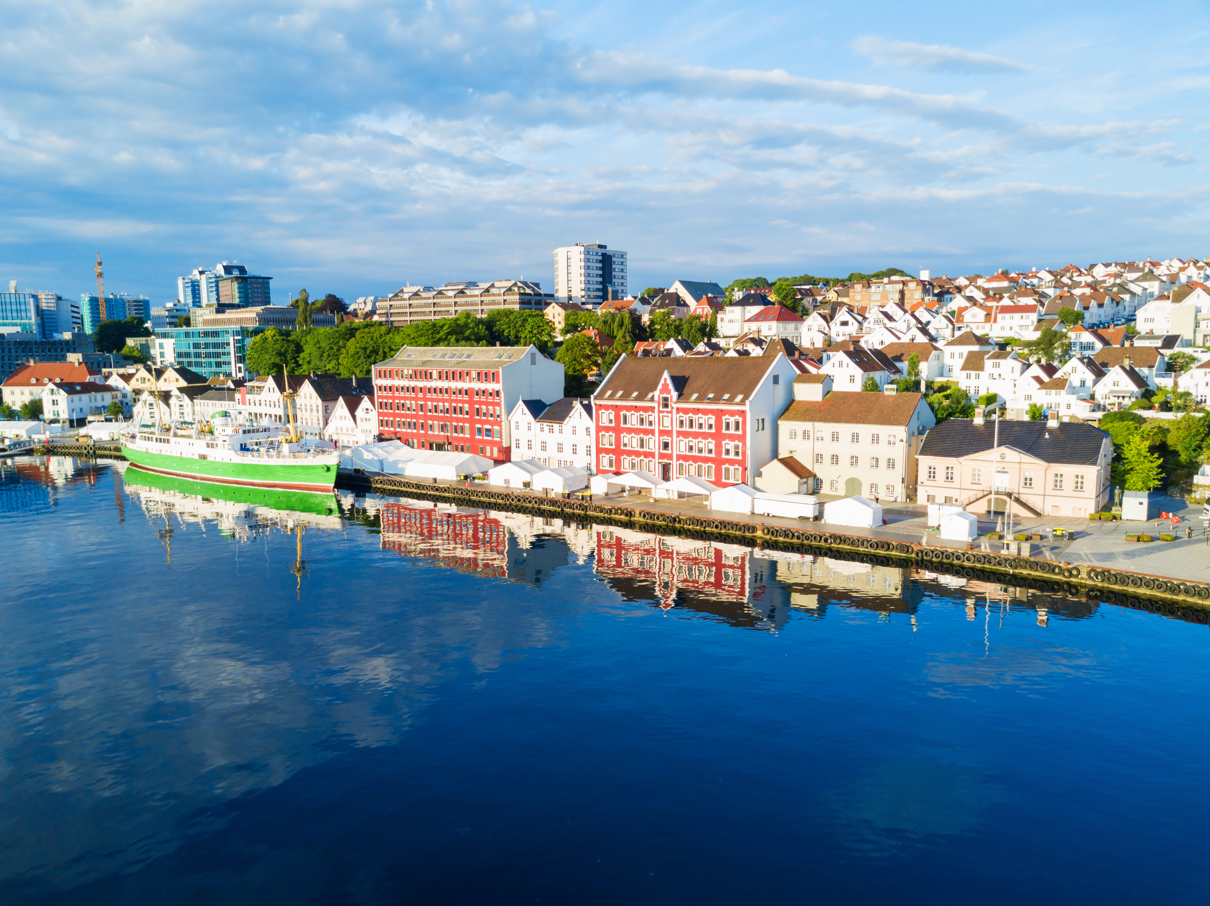 Dronebillede af den smukke Stavanger havn med reflektioner i det blå vand