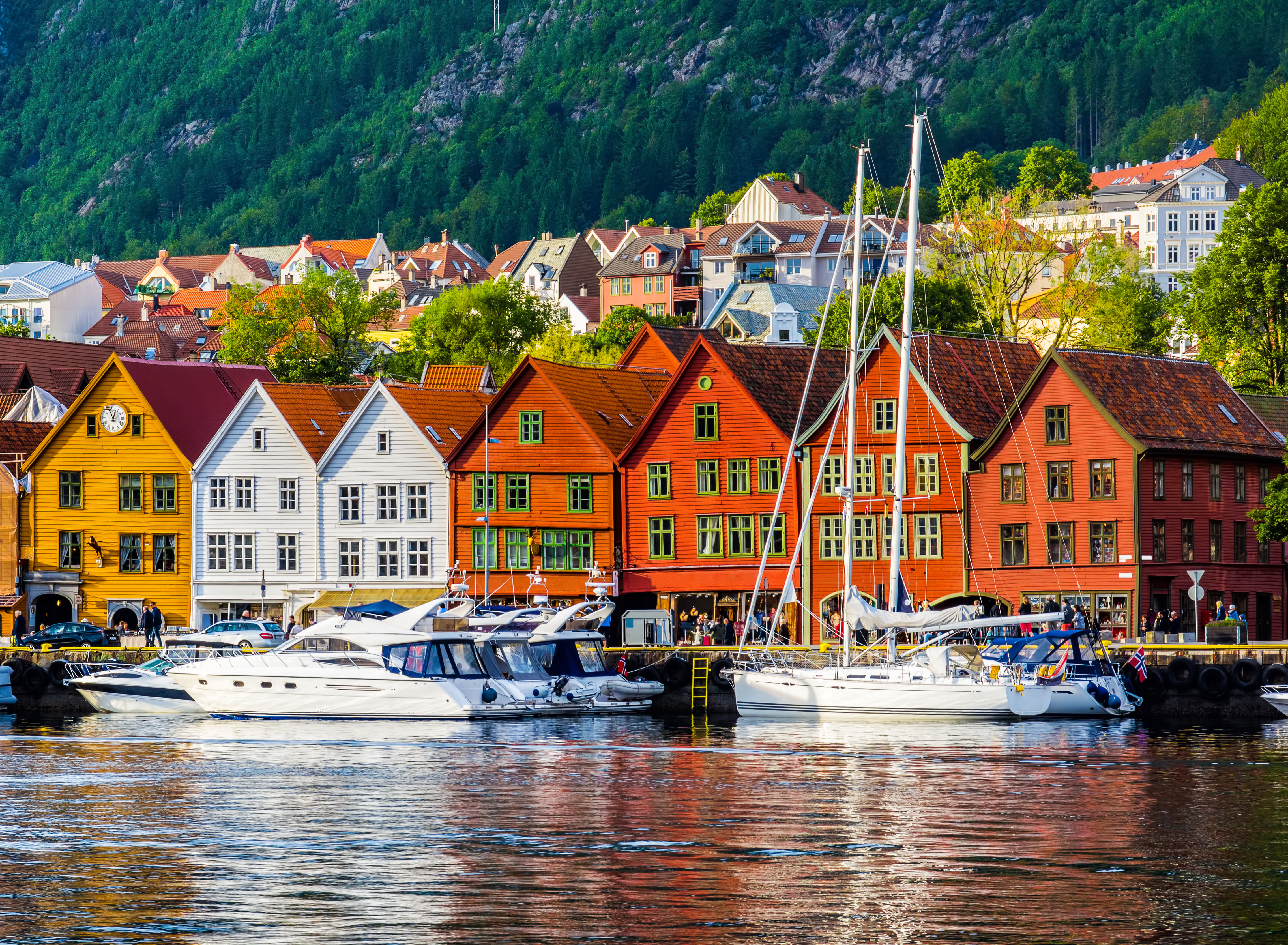 Norske Bergen med farverige huse og sejlbåde ved fjorden
