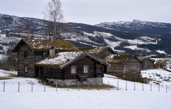 Charmerende traditionelle norske bjerghutte ved Norefjell nær Eggedal omgivet af snedækket vinterlandskab