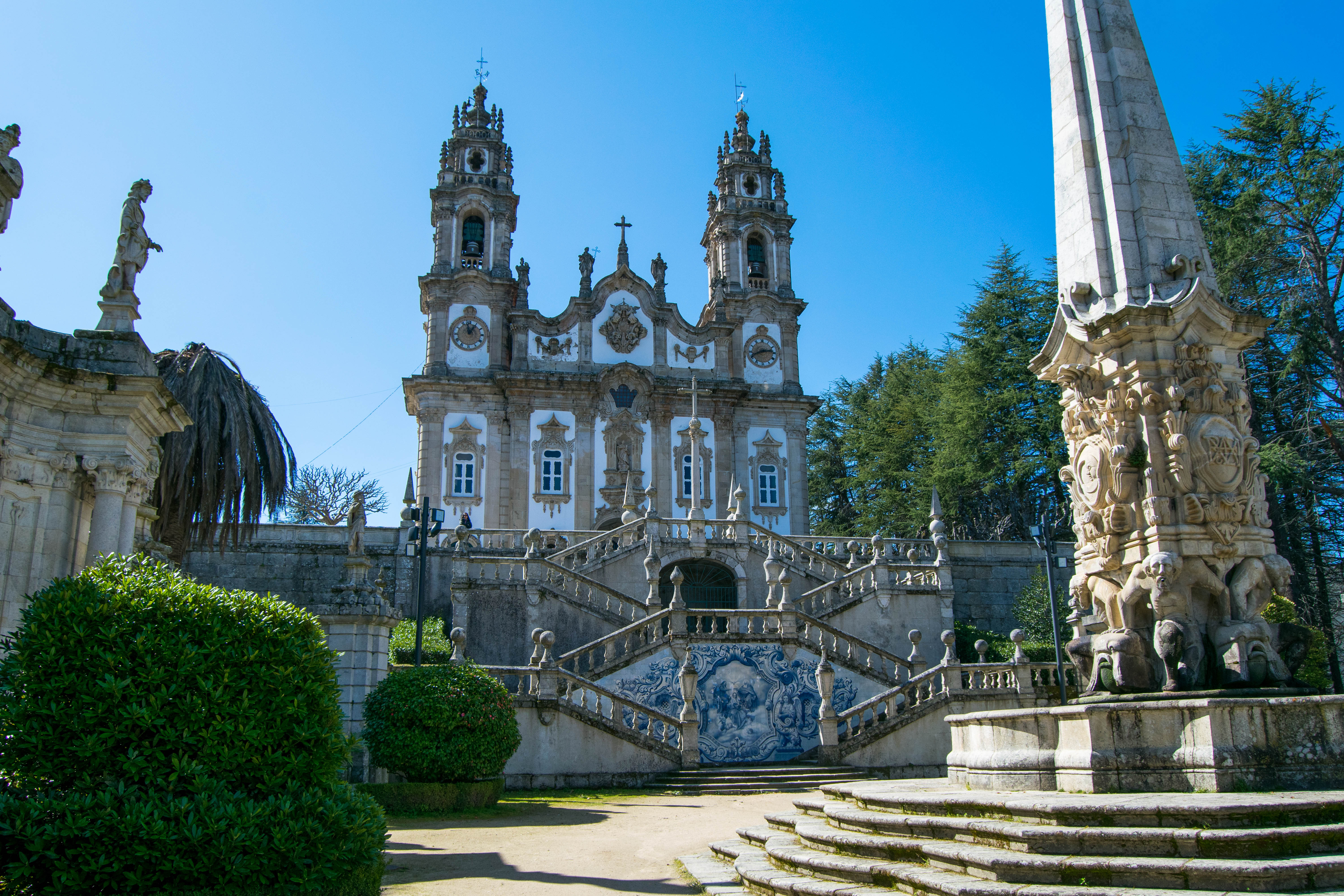 Pilgrimskirken Nossa Senhora dos Remedios i Lamego, Portugal, med storslaaede barokke trapper, religioeuse statuer og azulejos-paneler