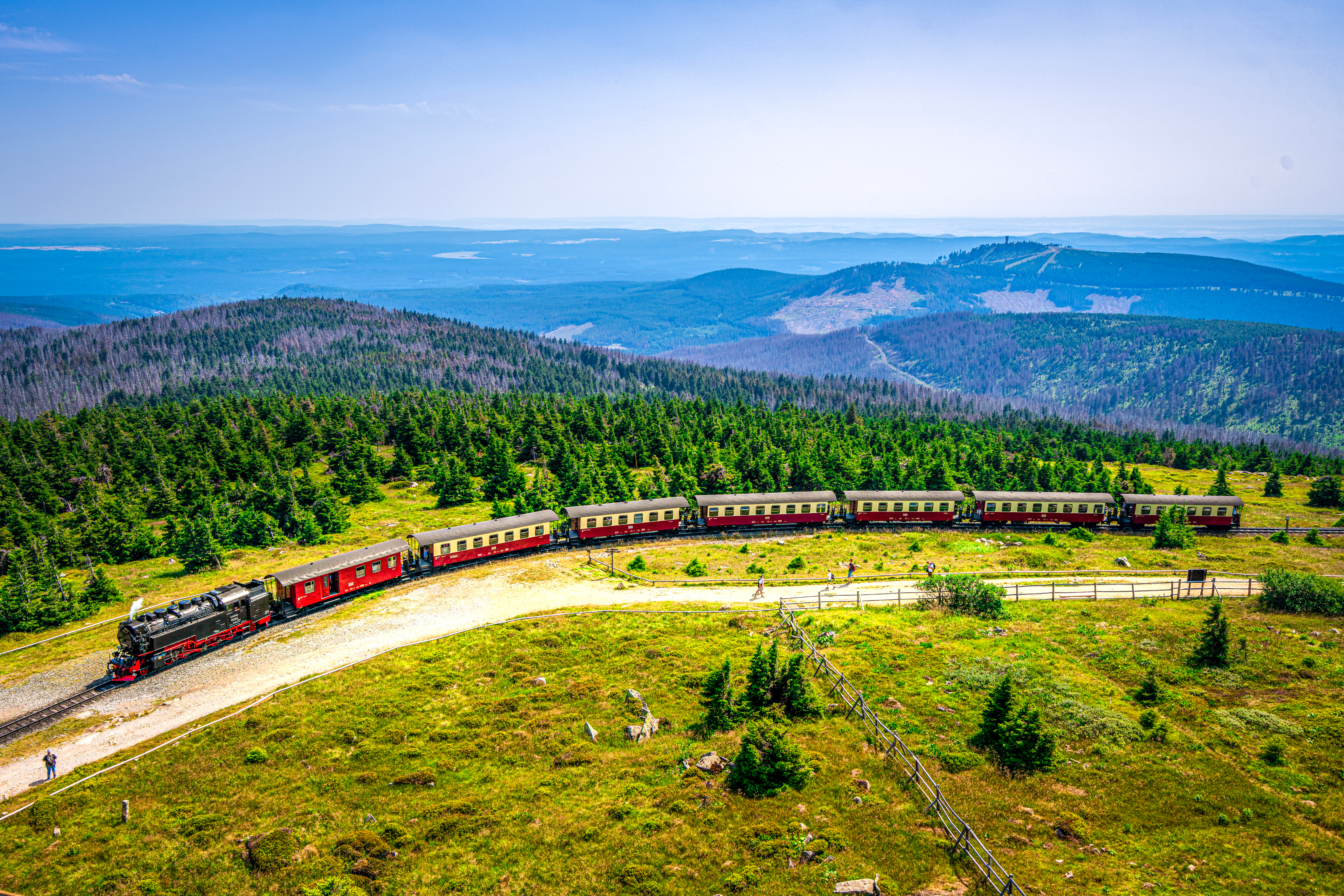 Nostalgisk damptogsrejse gennem smuk bjergnatur og skovlandskab