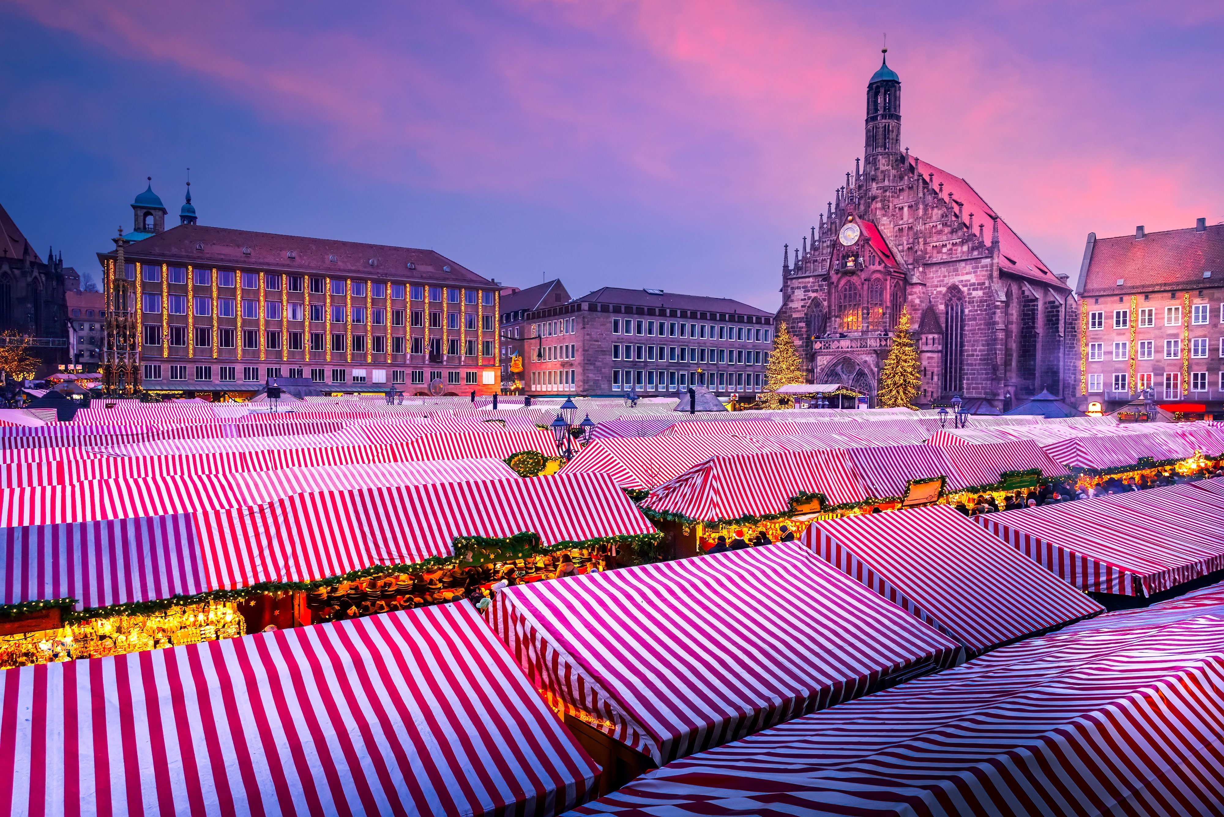 Festlig julebelysning og dekorationer på det traditionsrige Christkindlesmarkt i Nürnberg, en populær turistdestination i Bayern