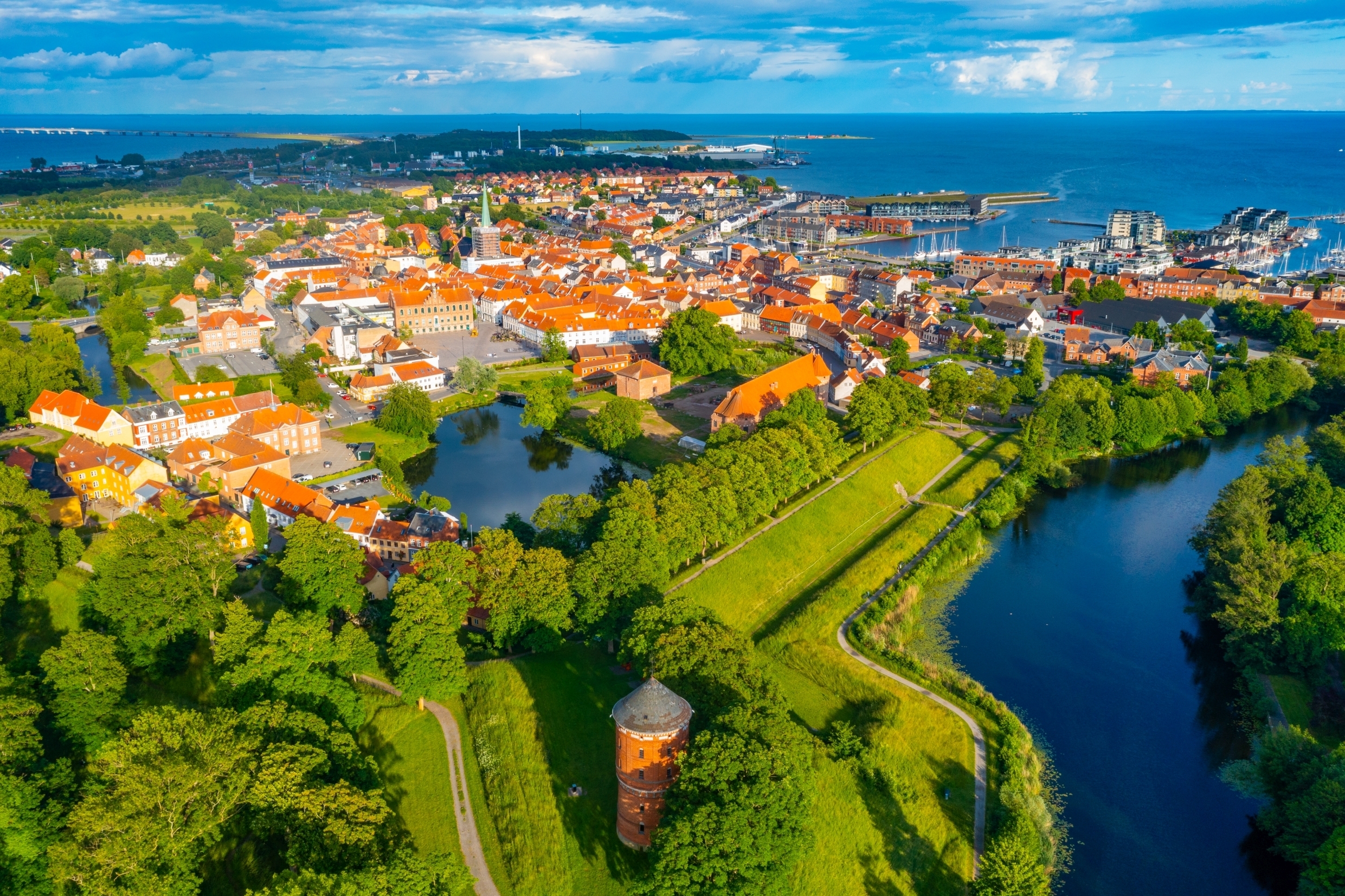 Luftfoto af den historiske by Nyborg på Fyn med smuk middelalderlig fæstning, voldgrav og udsigt over havnen og Storebælt