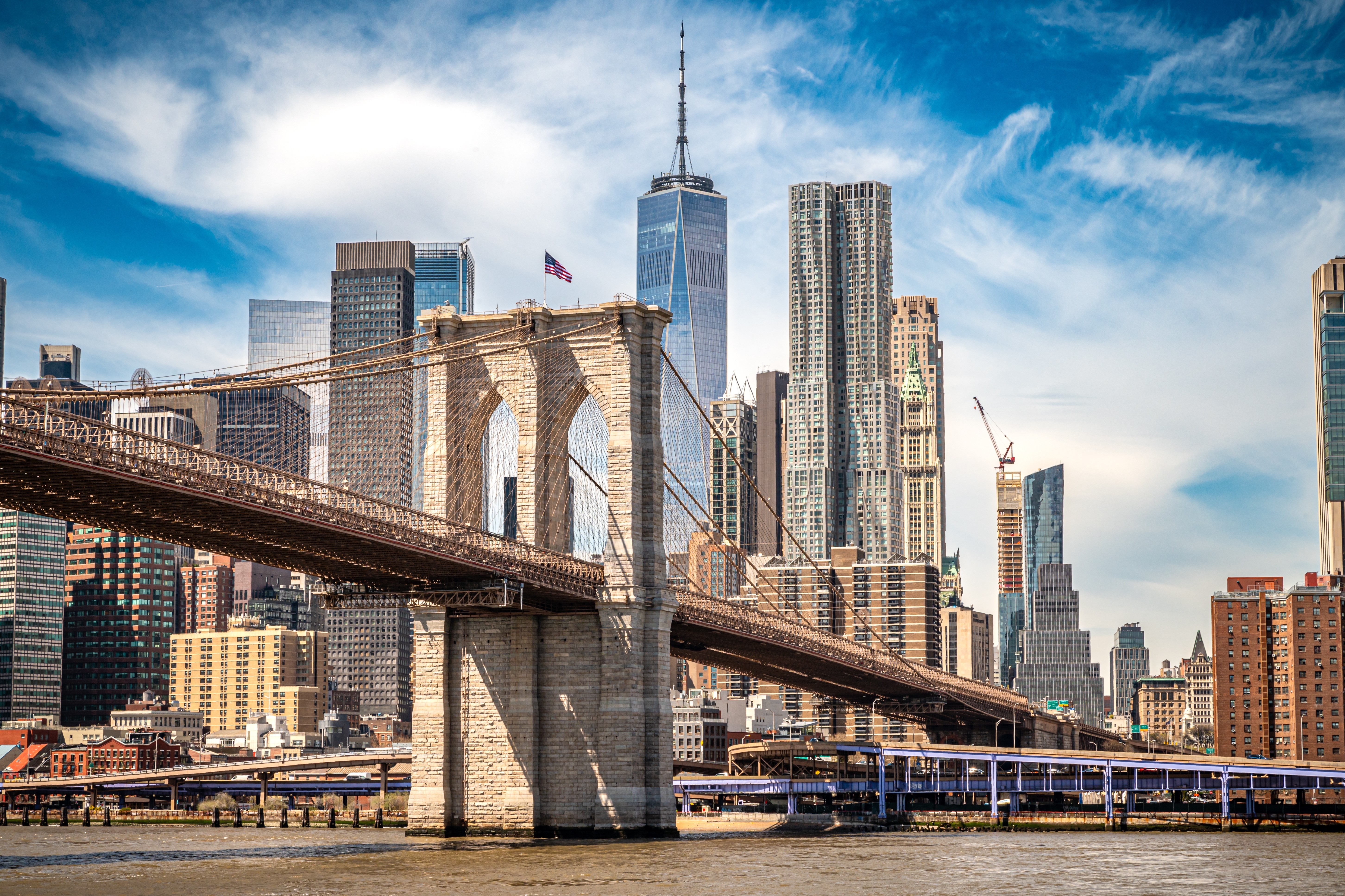 Brooklyn Bridge og imponerende Manhattan skyline set fra East River