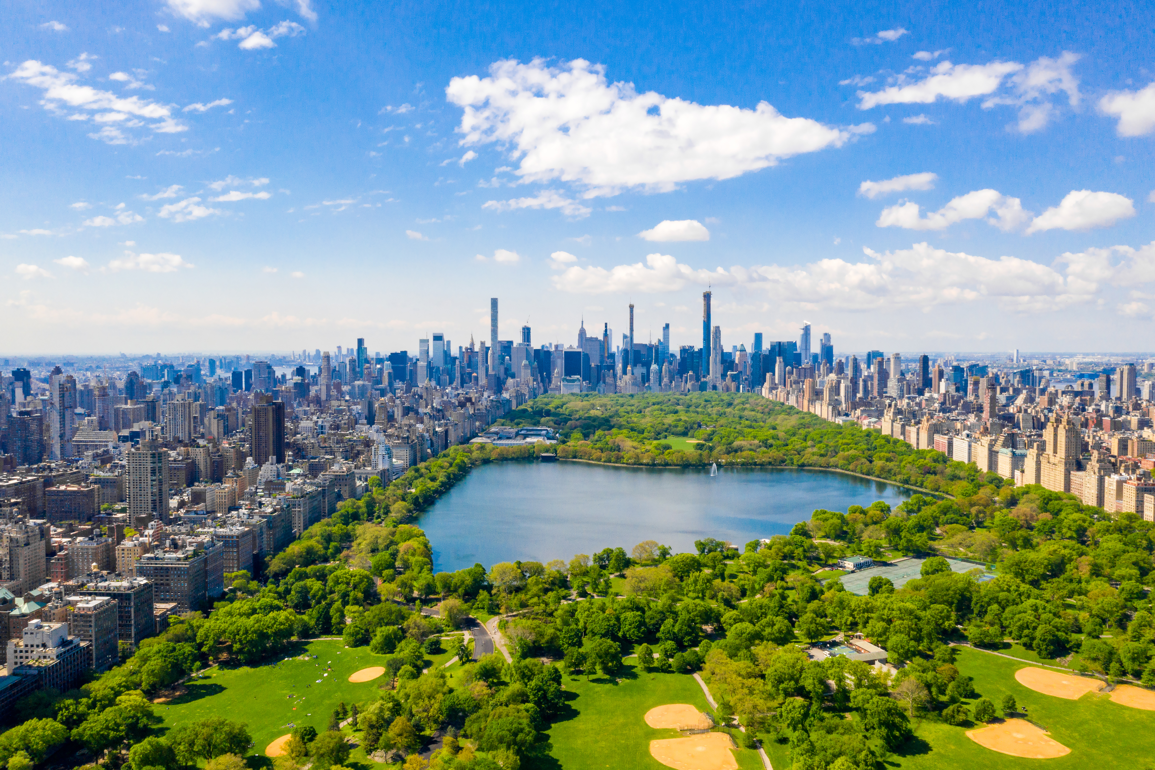 Drone foto af Central Park med groen oase og Manhattan skyline baggrund