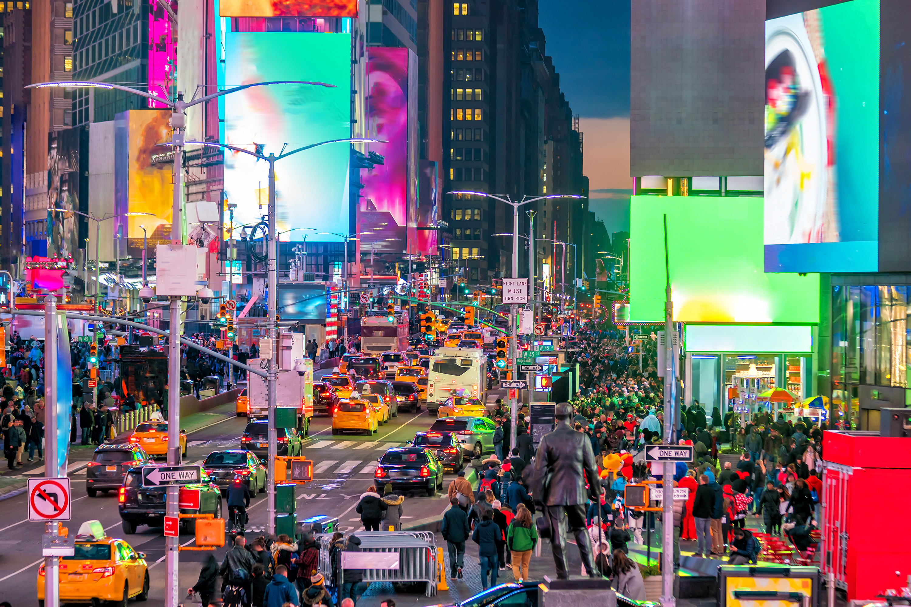 Midtown Manhattan med ikoniske neonreklamer, gule New York taxaer og travle fodgængere