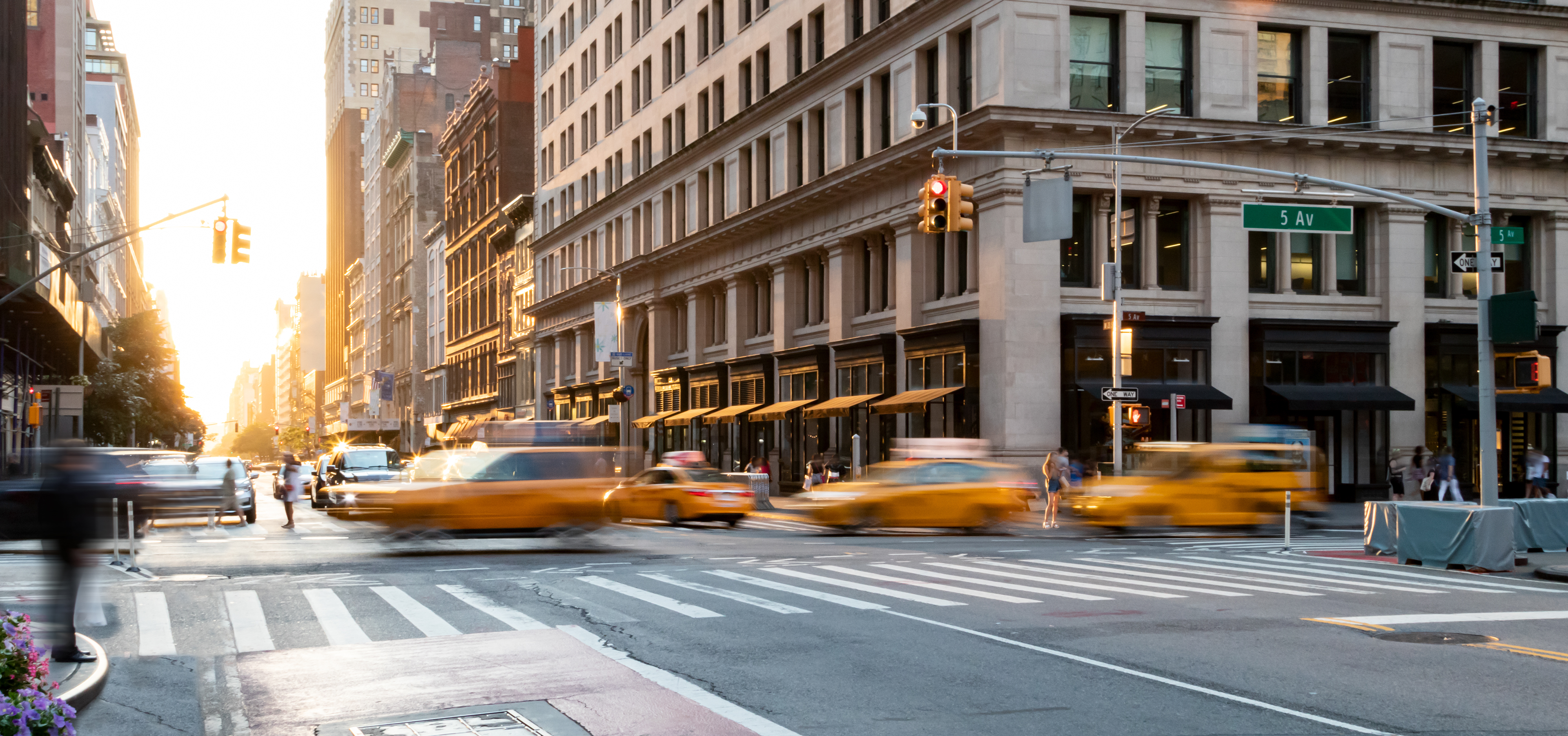 NYC taxi trafik ved solnedgang i den travle storby Manhattan