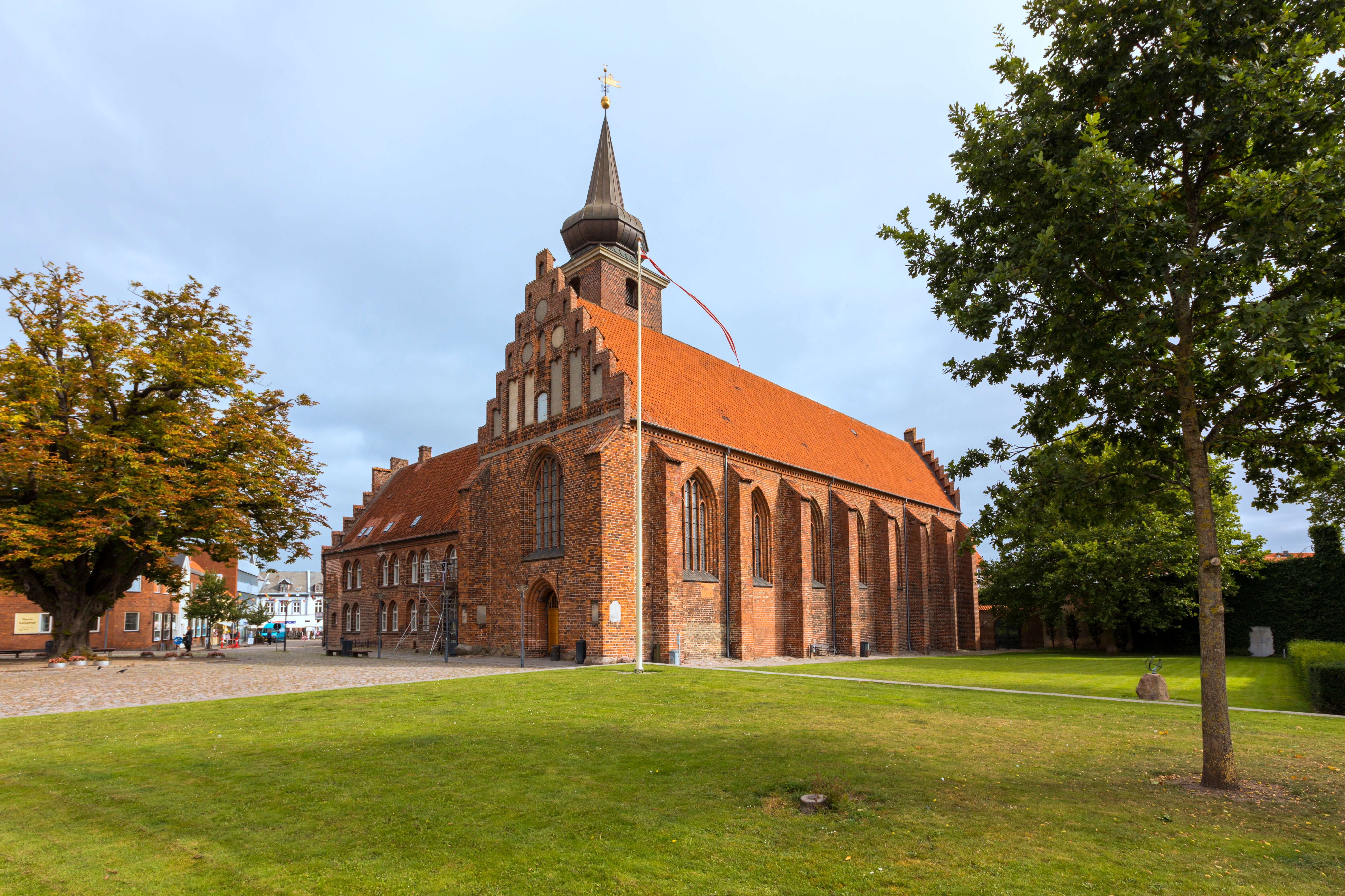 Den smukke gotiske Klosterkirken fra 1300-tallet i Nykøbing Falster omgivet af grønne arealer