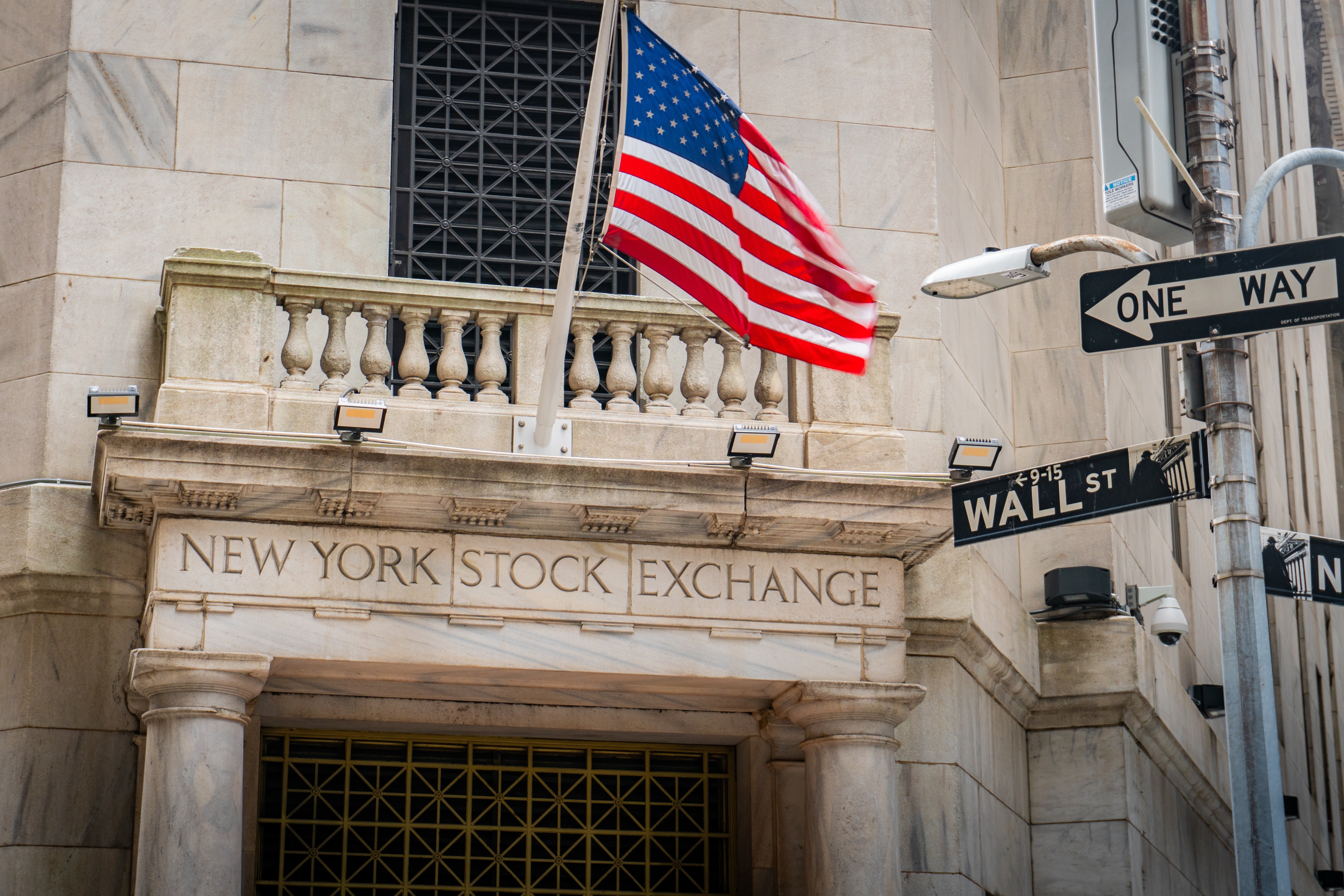 New York Stock Exchange på Wall Street i hjertet af Manhattans finansdistrikt med amerikansk flag