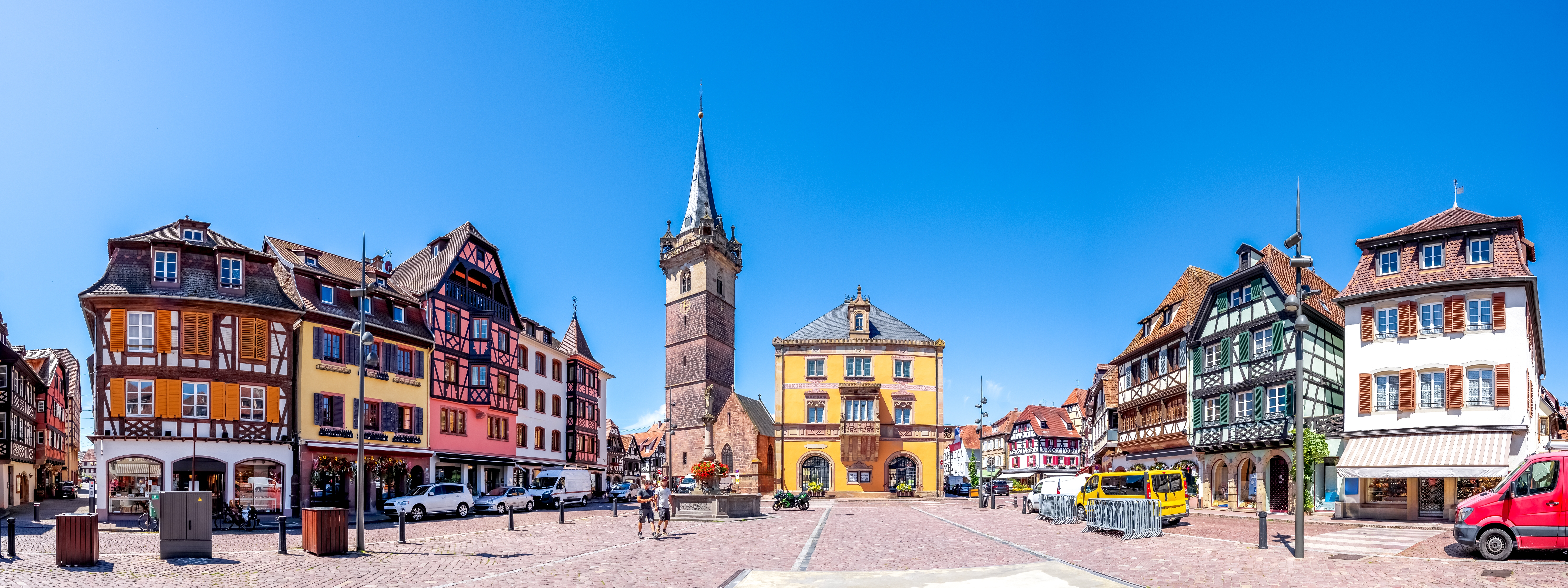 Farverig markedsplads i Obernai i hjertet af Alsace, Frankrig, med smukke bindingsværkshuse og middelalderligt kapeltårn