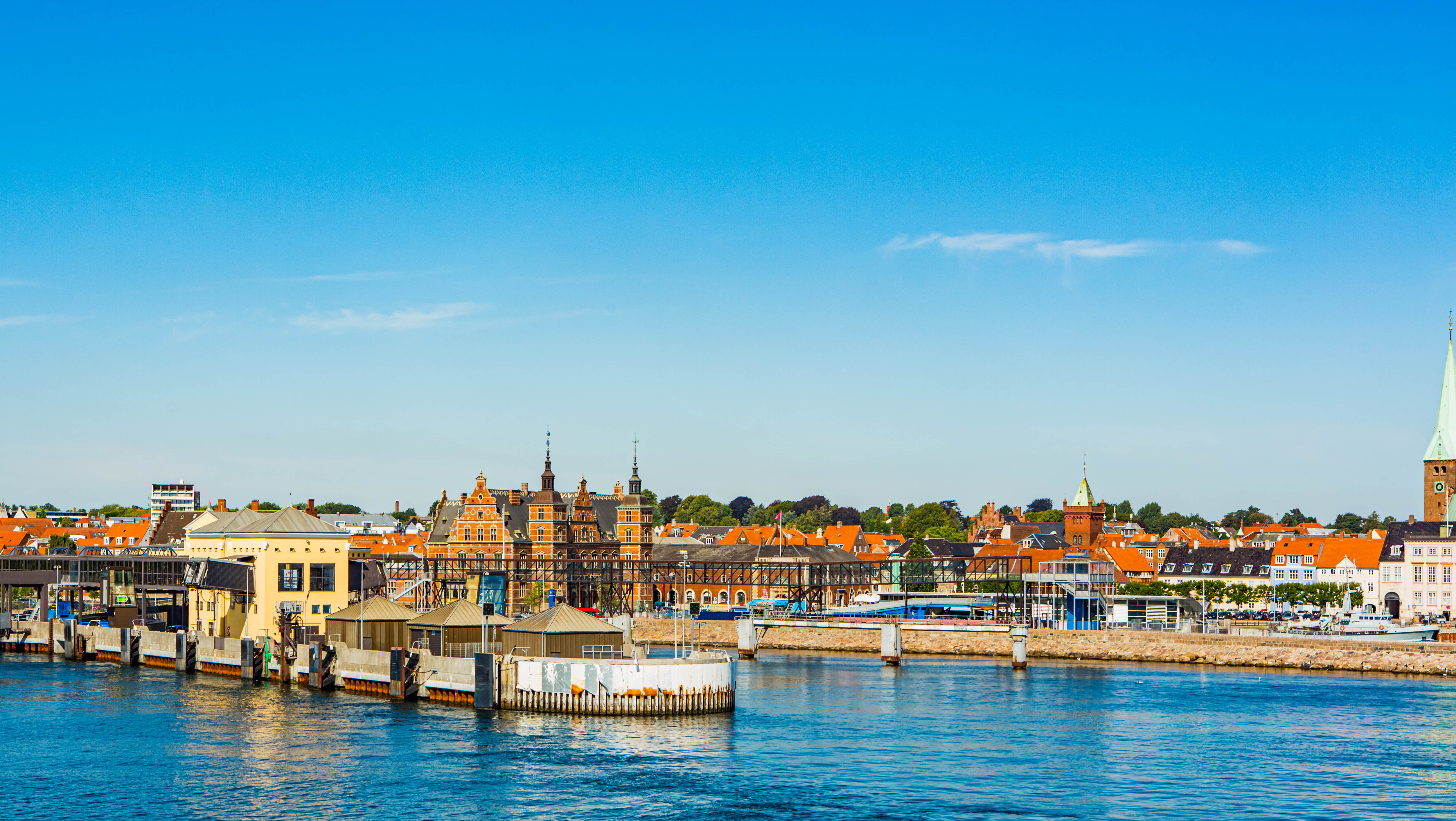 Idyllisk havnemiljø i Helsingør med traditionelle danske bygninger og både