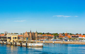 Idyllisk havnemiljø i Helsingør med traditionelle danske bygninger og både