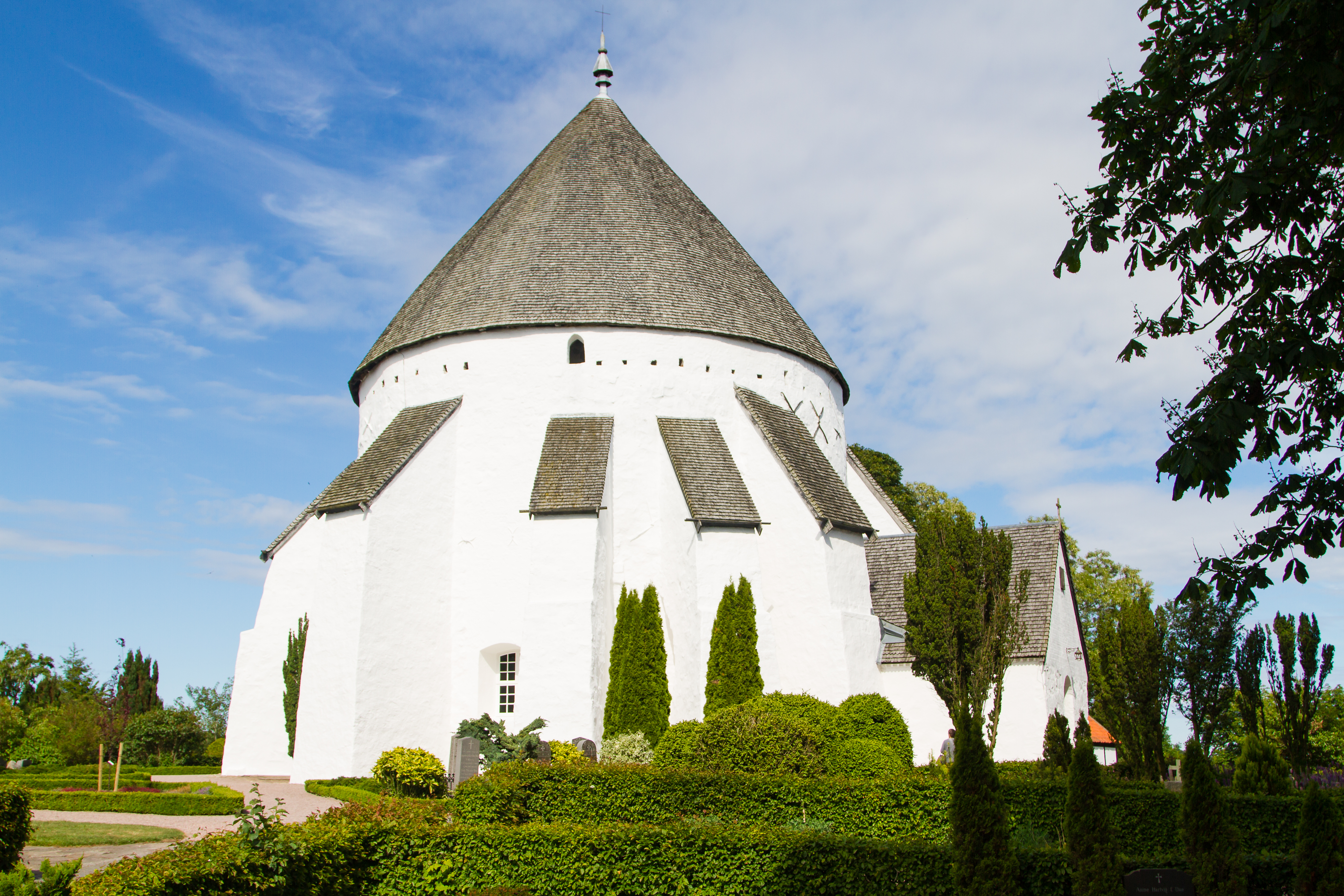 Besøg den imponerende Østerlars Rundkirke på Bornholm – en historisk og smuk seværdighed midt i en grøn og frodig omgivelse