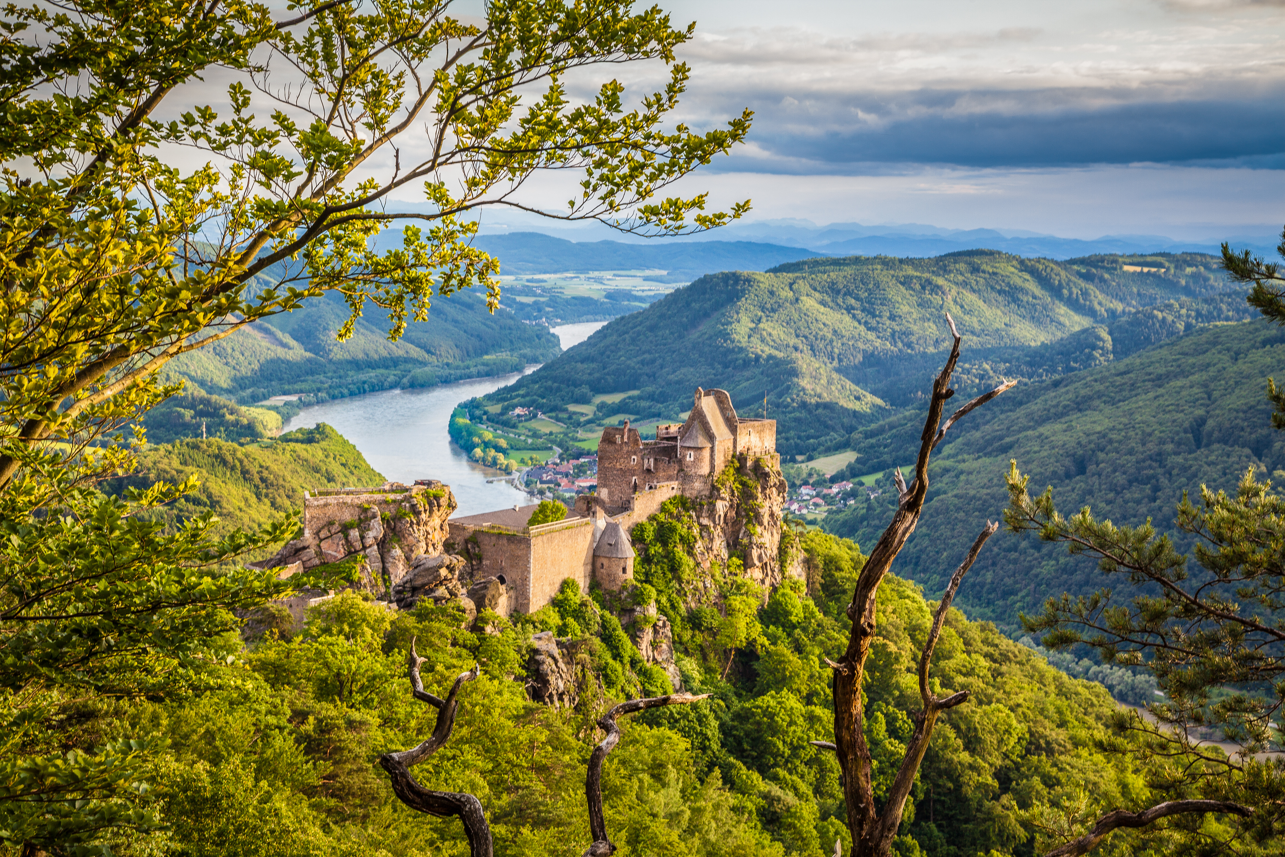Panoramaudsigt fra Aggstein slot over Donau-floden og Wachau-dalen i Østrig