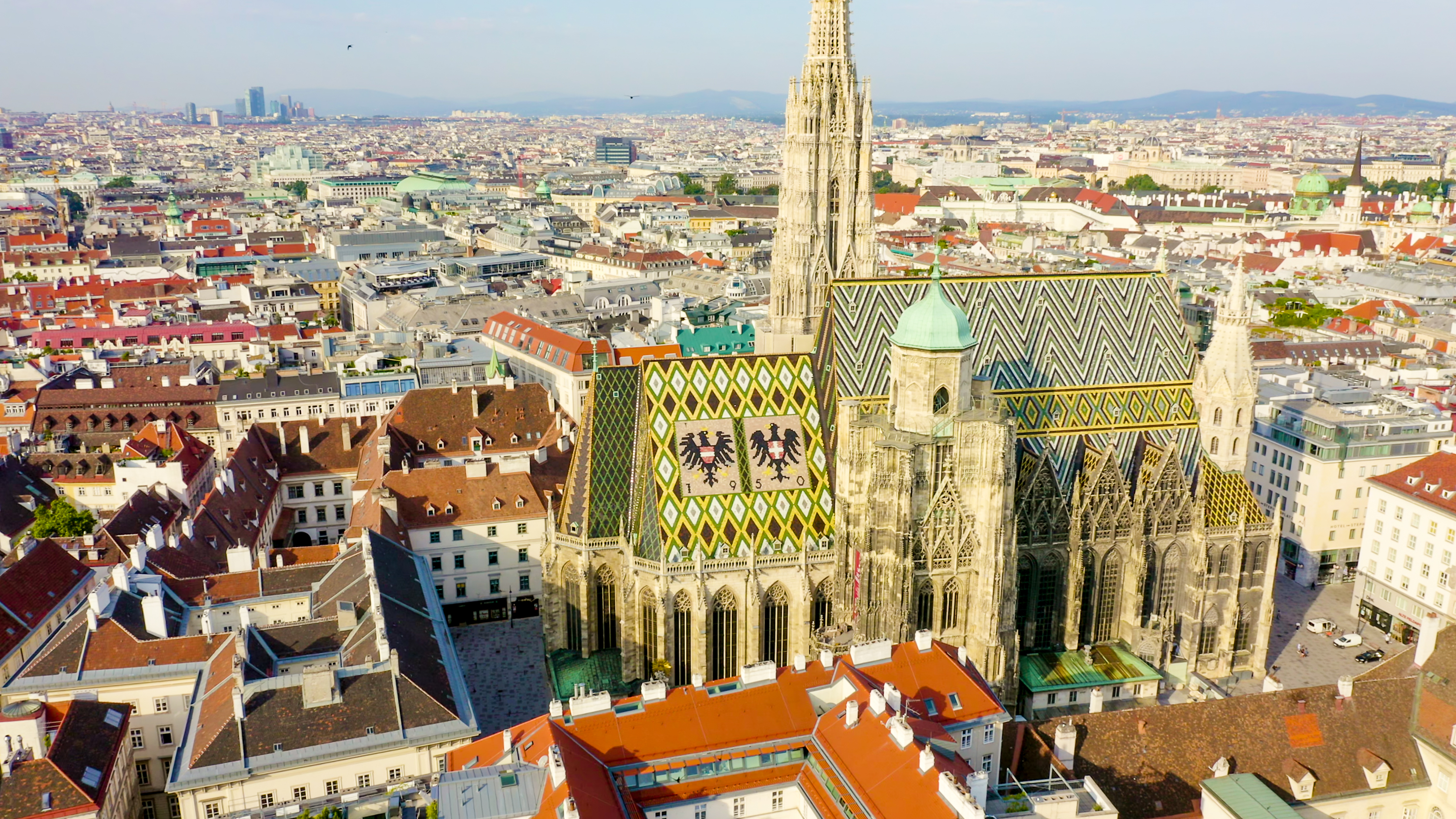 Flot luftfoto af Wiens gamle bydel med Stephansdom som hovedattraktion