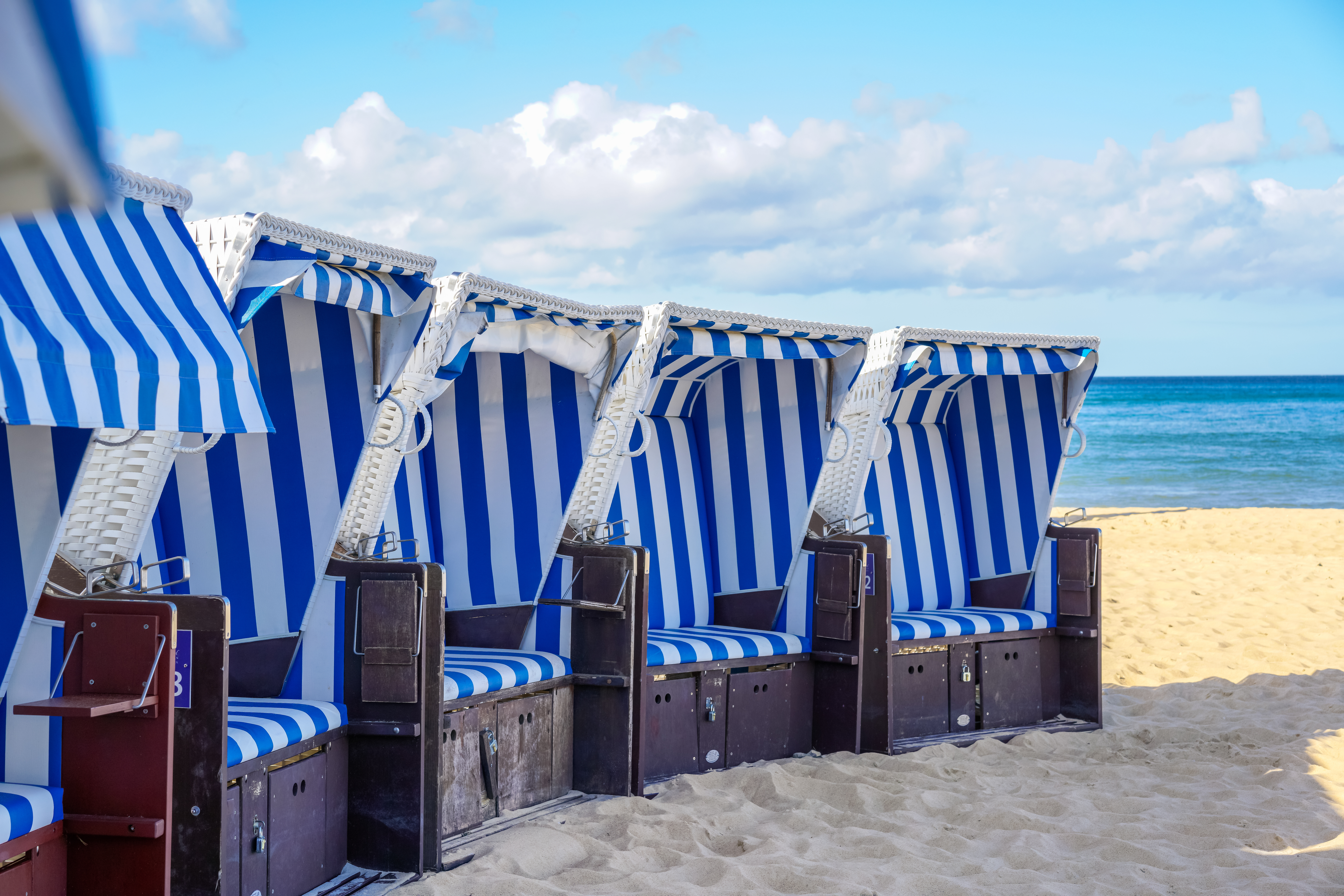 Rækker af strandkurve ved Østersøen på Rügen ø - luksus strandferie Tyskland