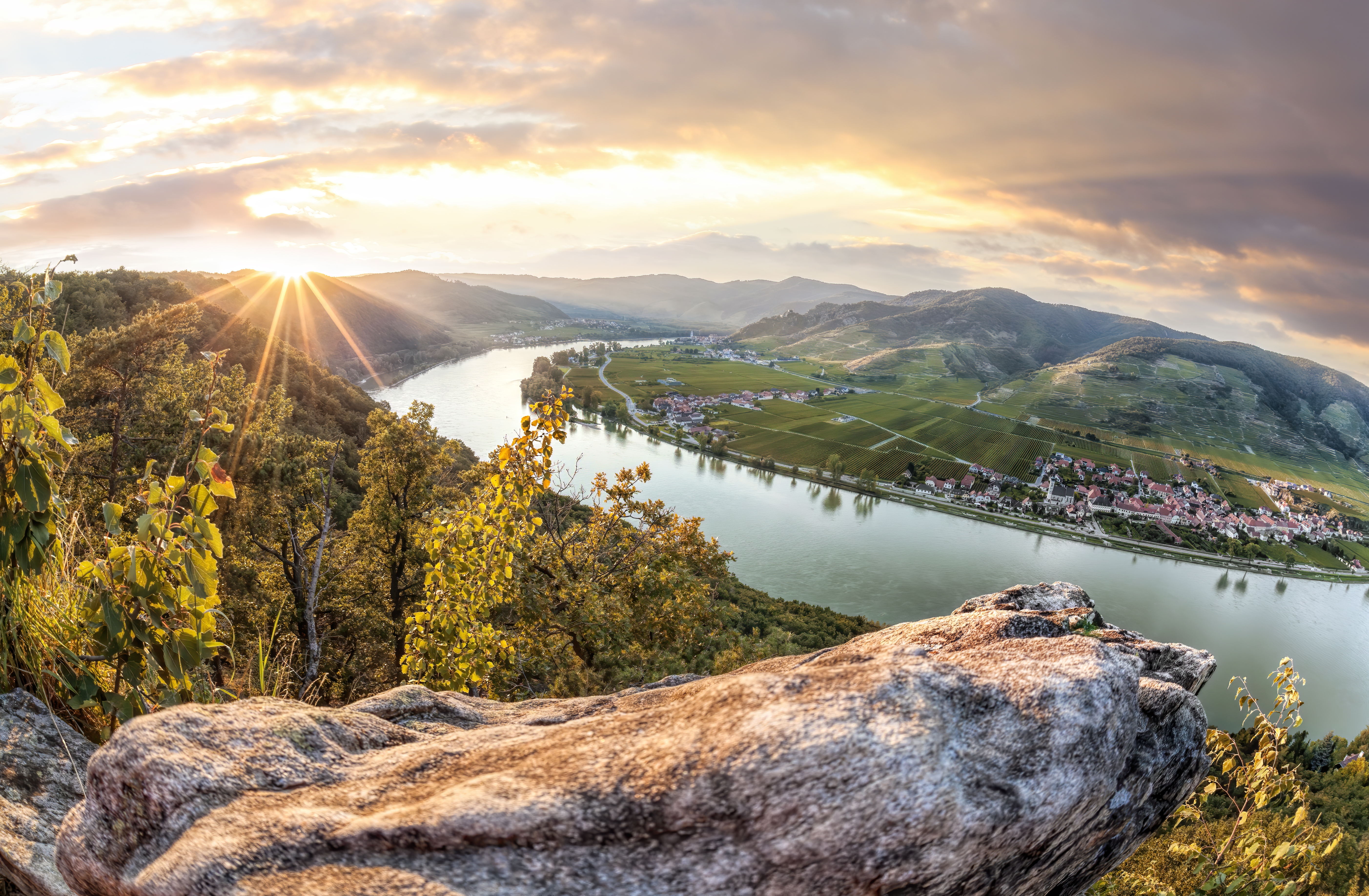 Idyllisk solnedgang over Wachau-dalen med Donaufloden, vinmarker og Dürnstein landsby i Nedre Østrig