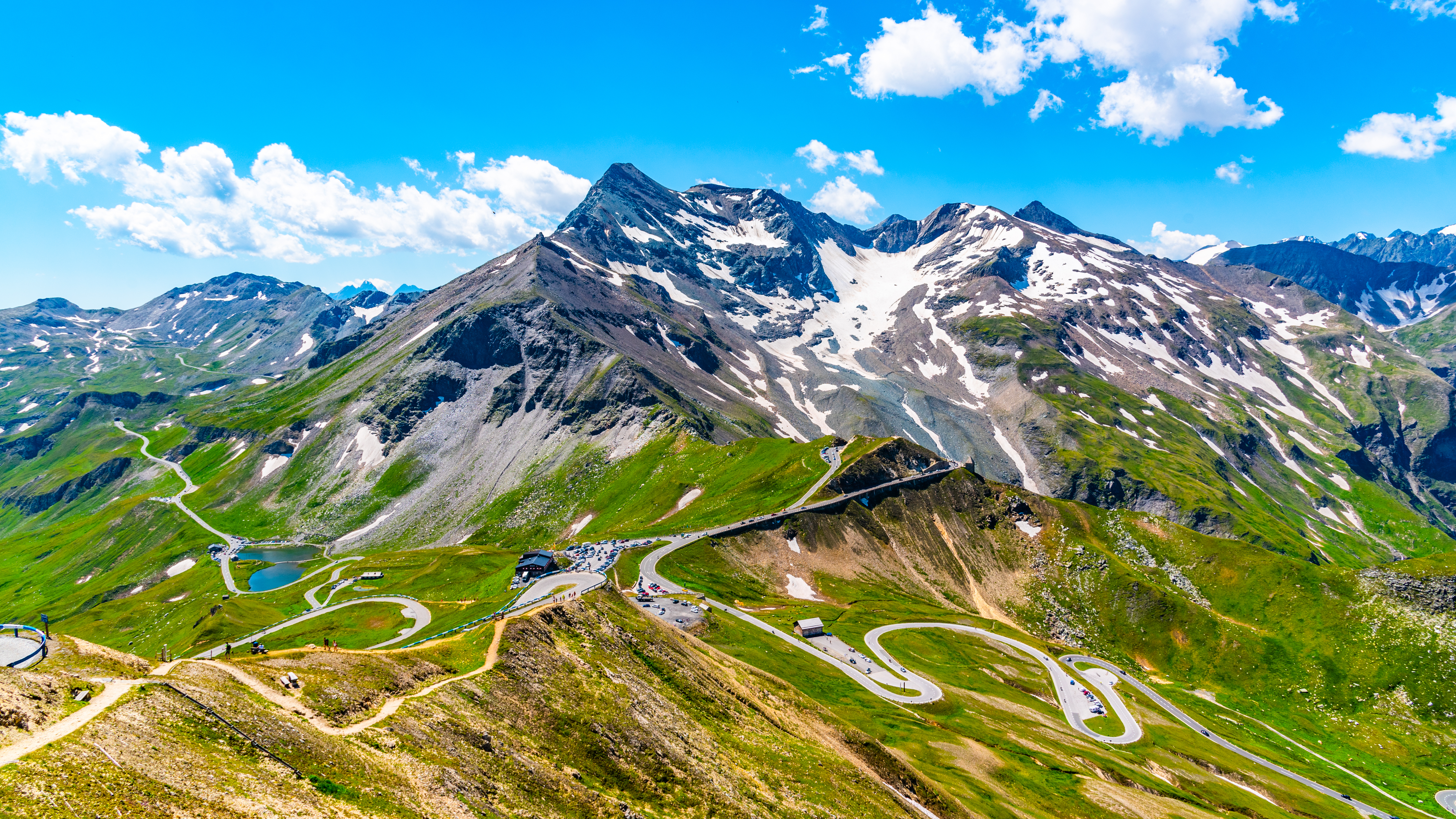 Imponerende snoet bjergvej gennem Grossglockner-passet i Østrig med hårnålesving og malerisk alpelandskab