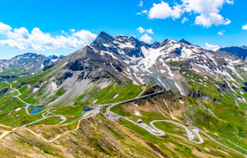 Imponerende snoet bjergvej gennem Grossglockner-passet i Østrig med hårnålesving og malerisk alpelandskab