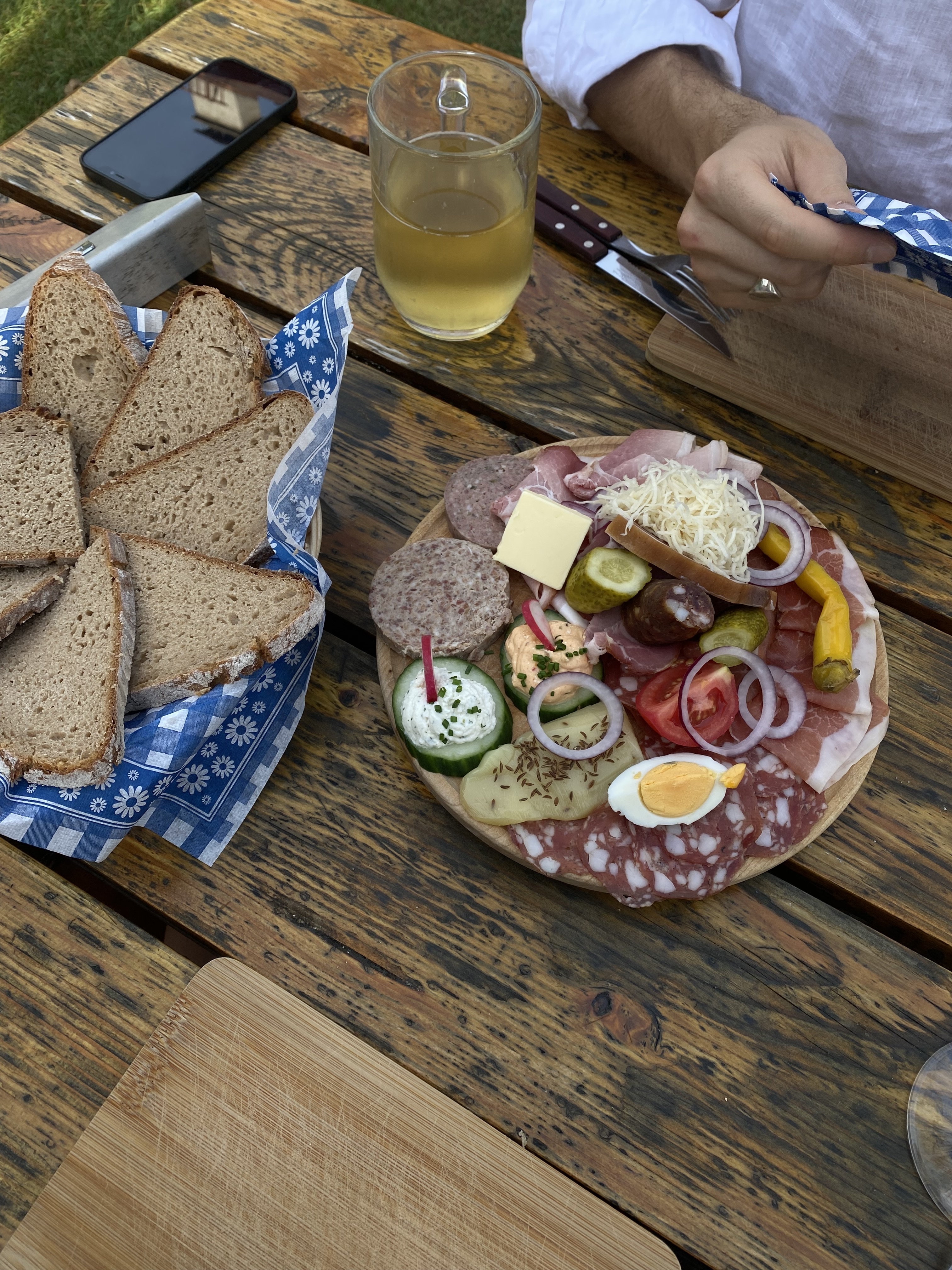Østrigsk kødbrød med ost, syltede grøntsager og rugbrød til frokost