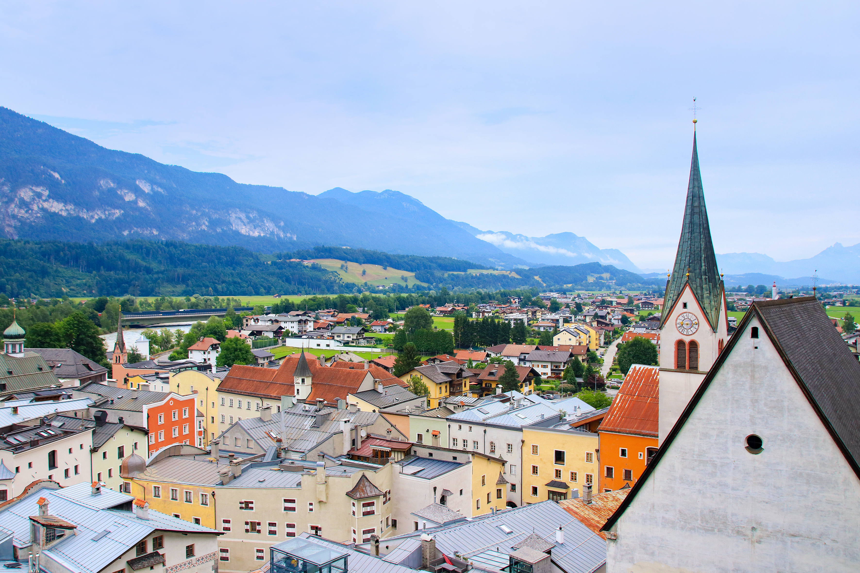 Fugleperspektiv af den maleriske by Rattenberg i Tyrol, Østrig, kendt for sin historiske arkitektur, farverige bygningsfacader og beliggende ved foden af de østrigske alper