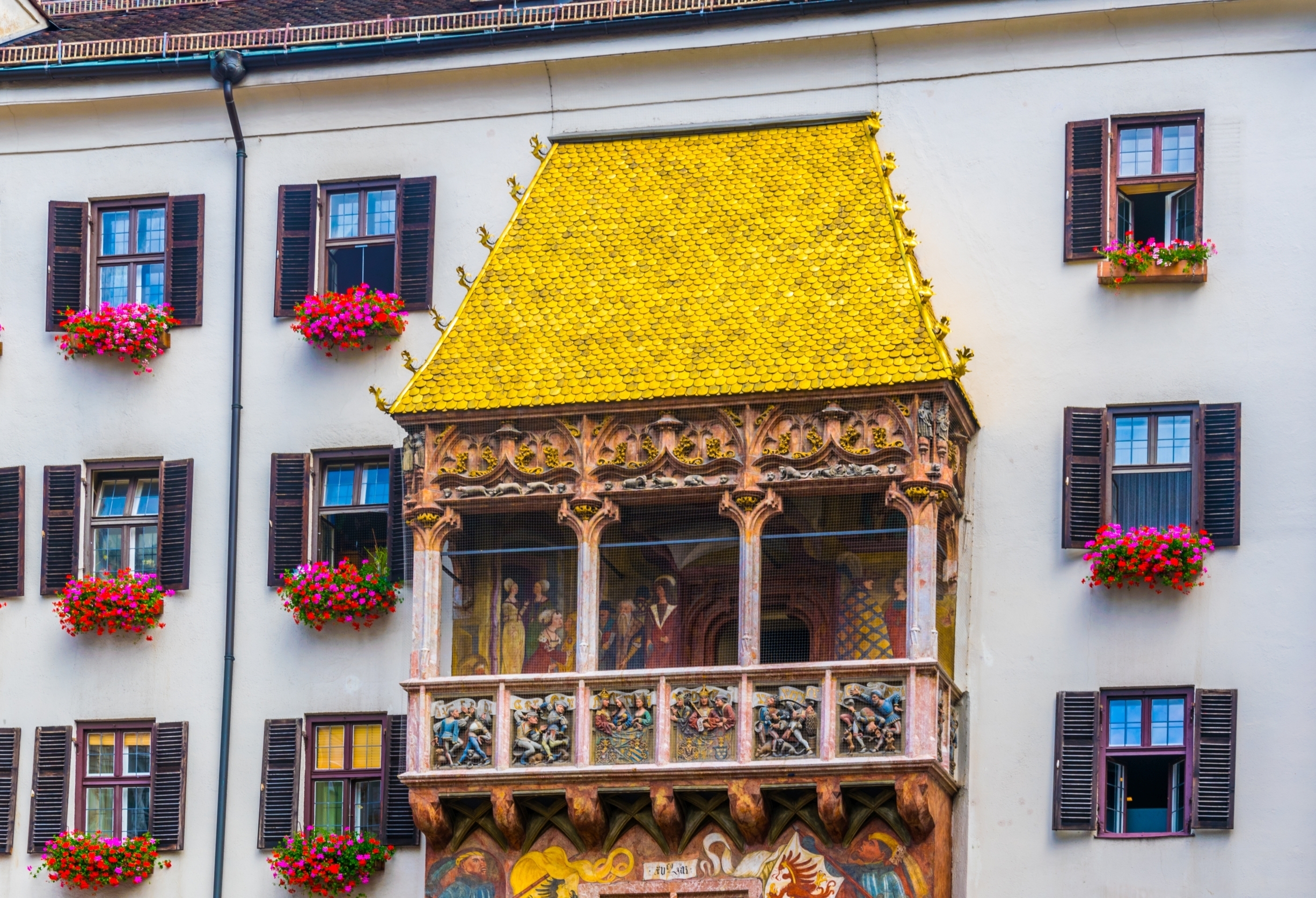 Ikonisk gylden tagkonstruktion i Innsbruck gamle by med smuk alpinsk arkitektur