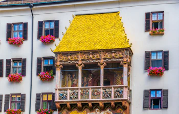 Ikonisk gylden tagkonstruktion i Innsbruck gamle by med smuk alpinsk arkitektur