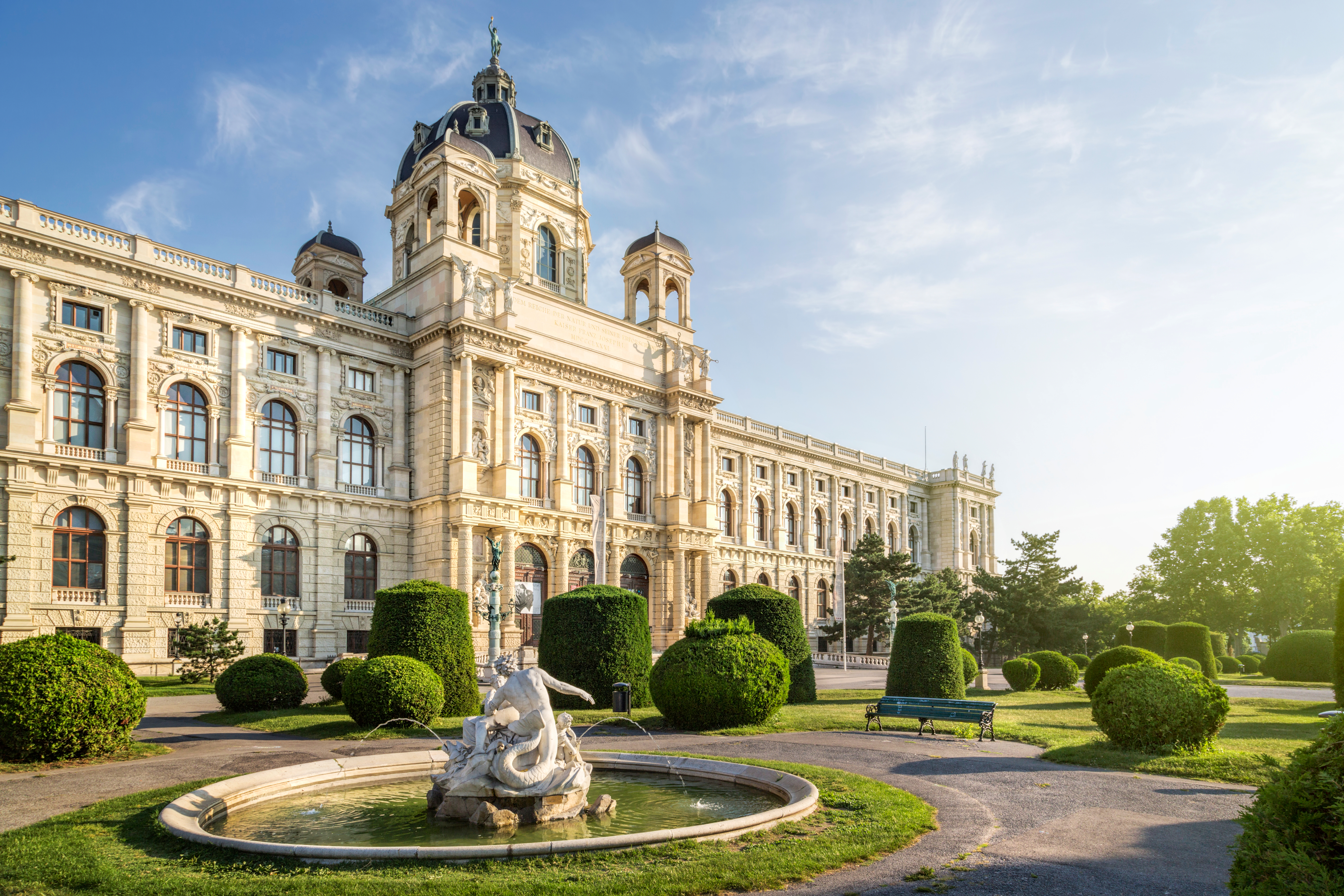 Østrigsk kejserpalads i Wien med naturhistorisk museum og smuk skulptur i parken