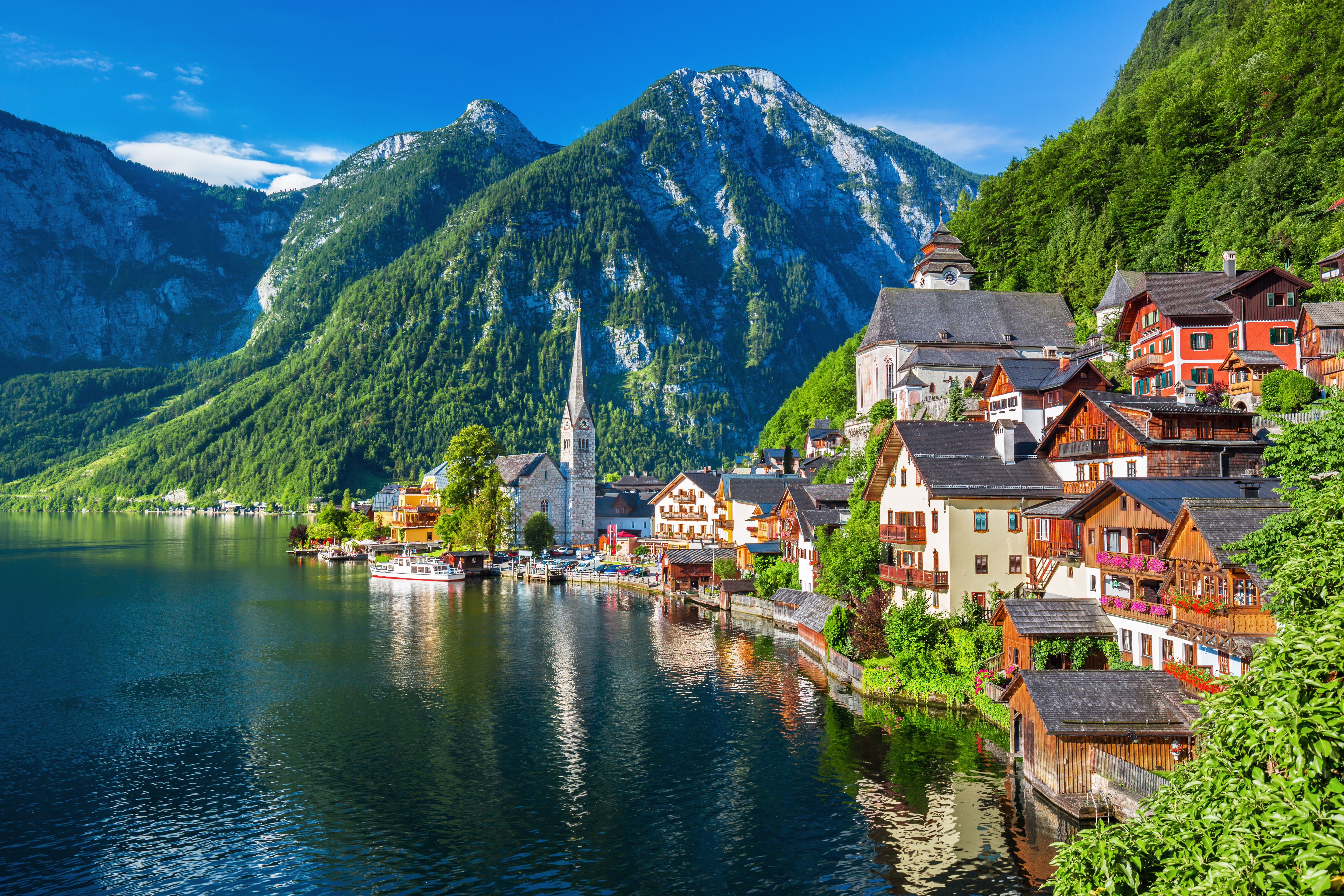 Fantastisk panoramaudsigt over den berømte østrigske by Hallstatt med sine karakteristiske huse spejlet i søen