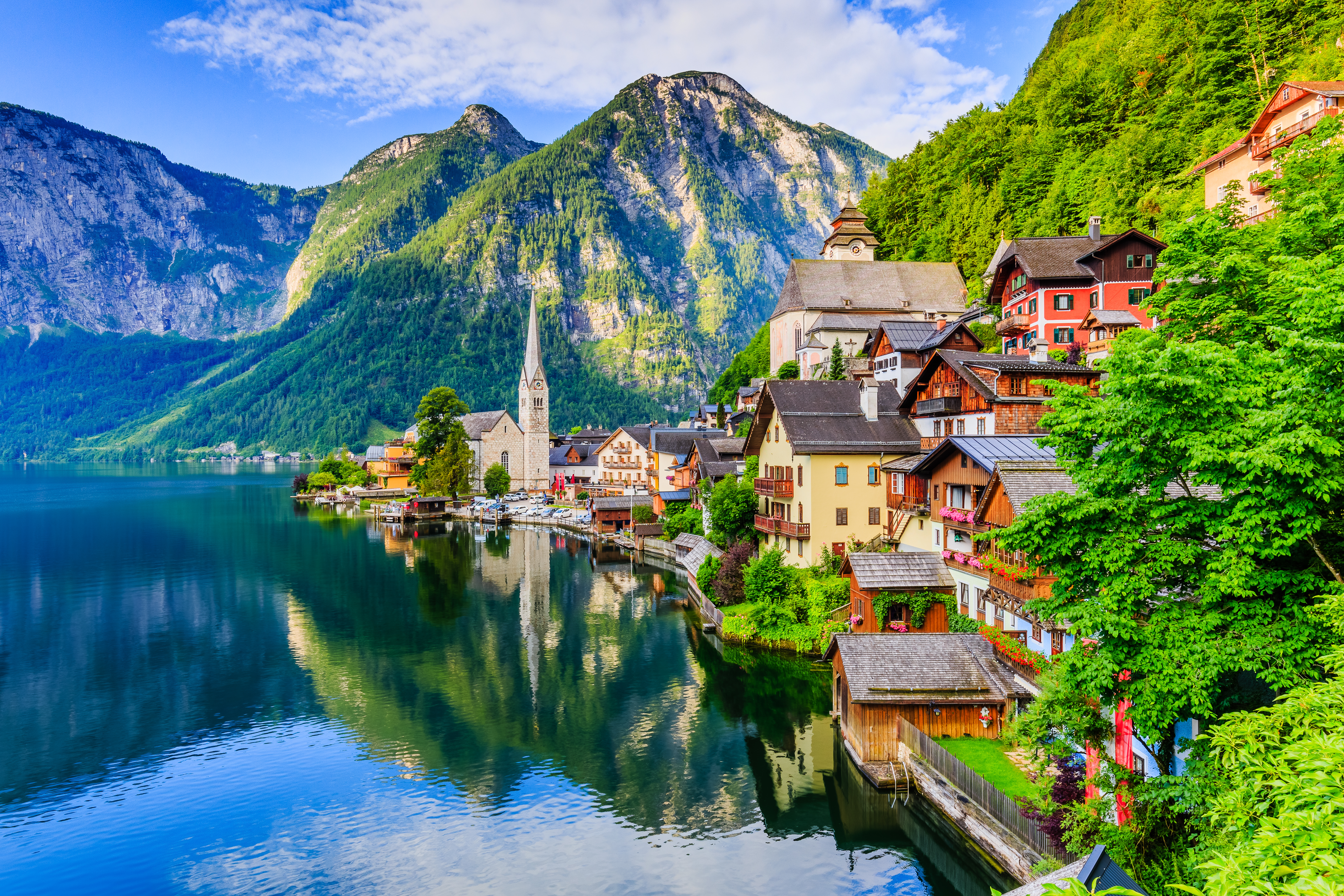 Historiske Hallstatt ved alpesøen med traditionel østrigsk arkitektur og grønne bjerge