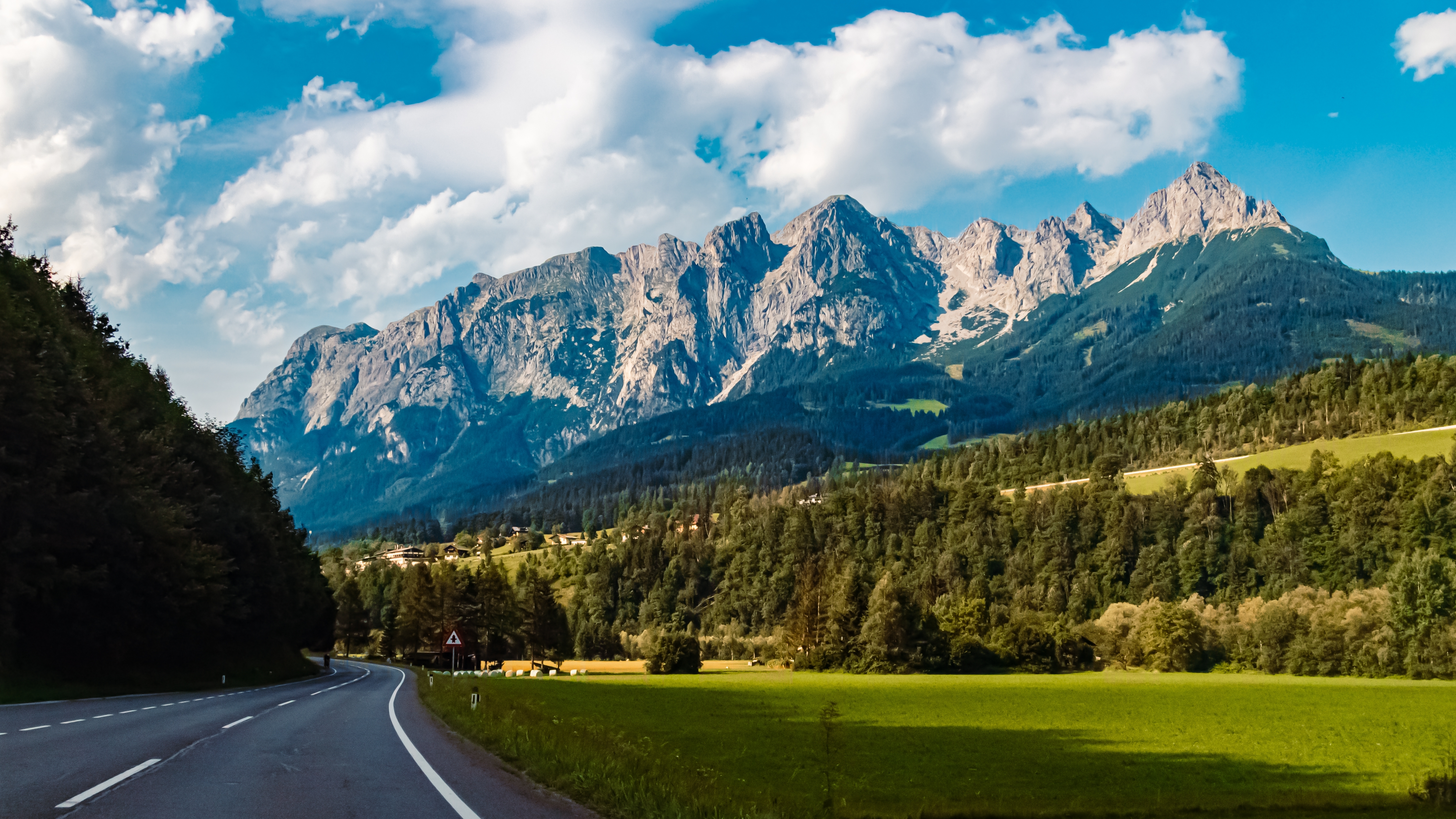 Storslået alpint panorama med de dramatiske Tennengebirge-bjerge og frodige enge i St. Johann im Pongau-regionen i Salzburg, Østrig