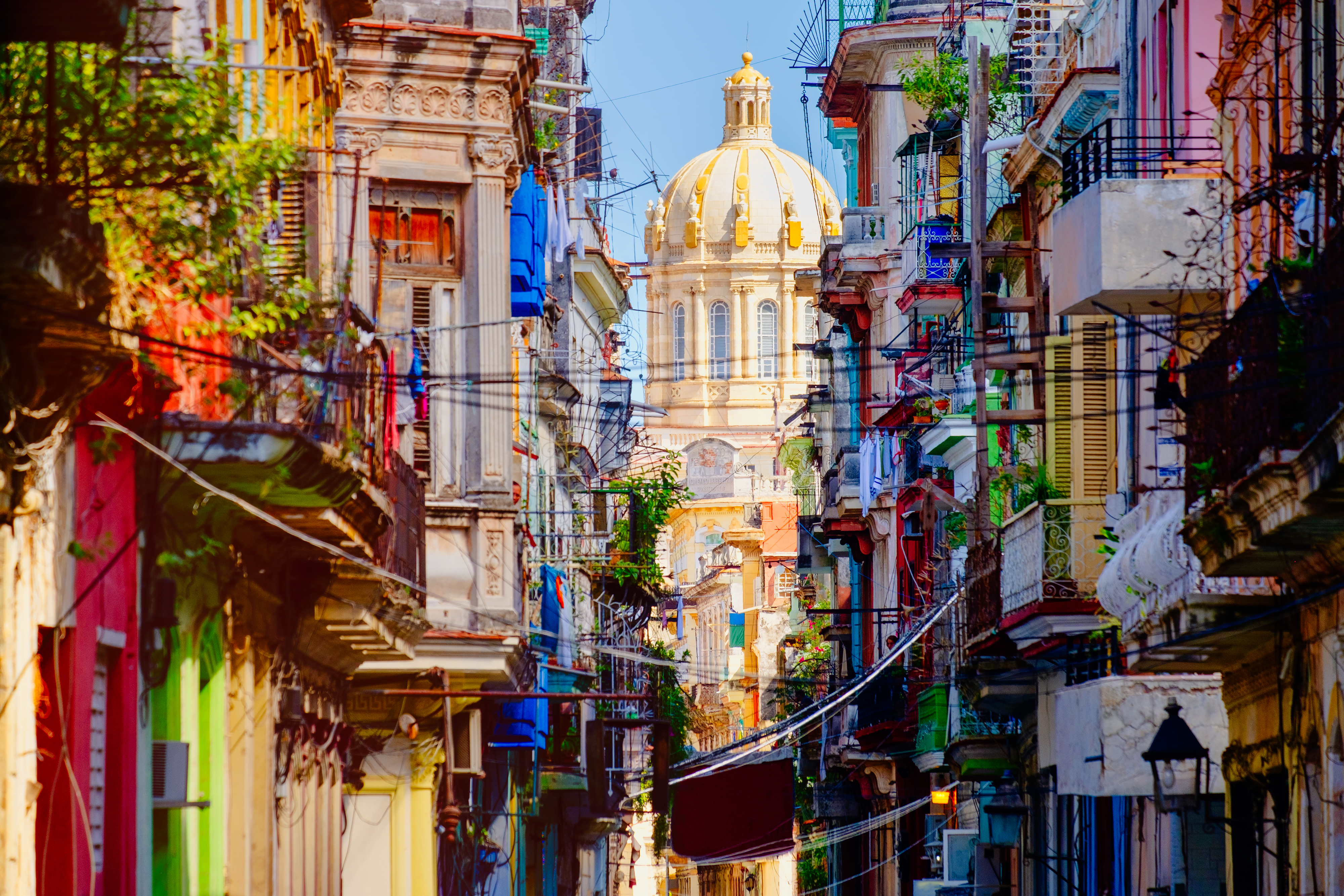 Pittoresk gade med farverige huse i Gamle Havana Cuba