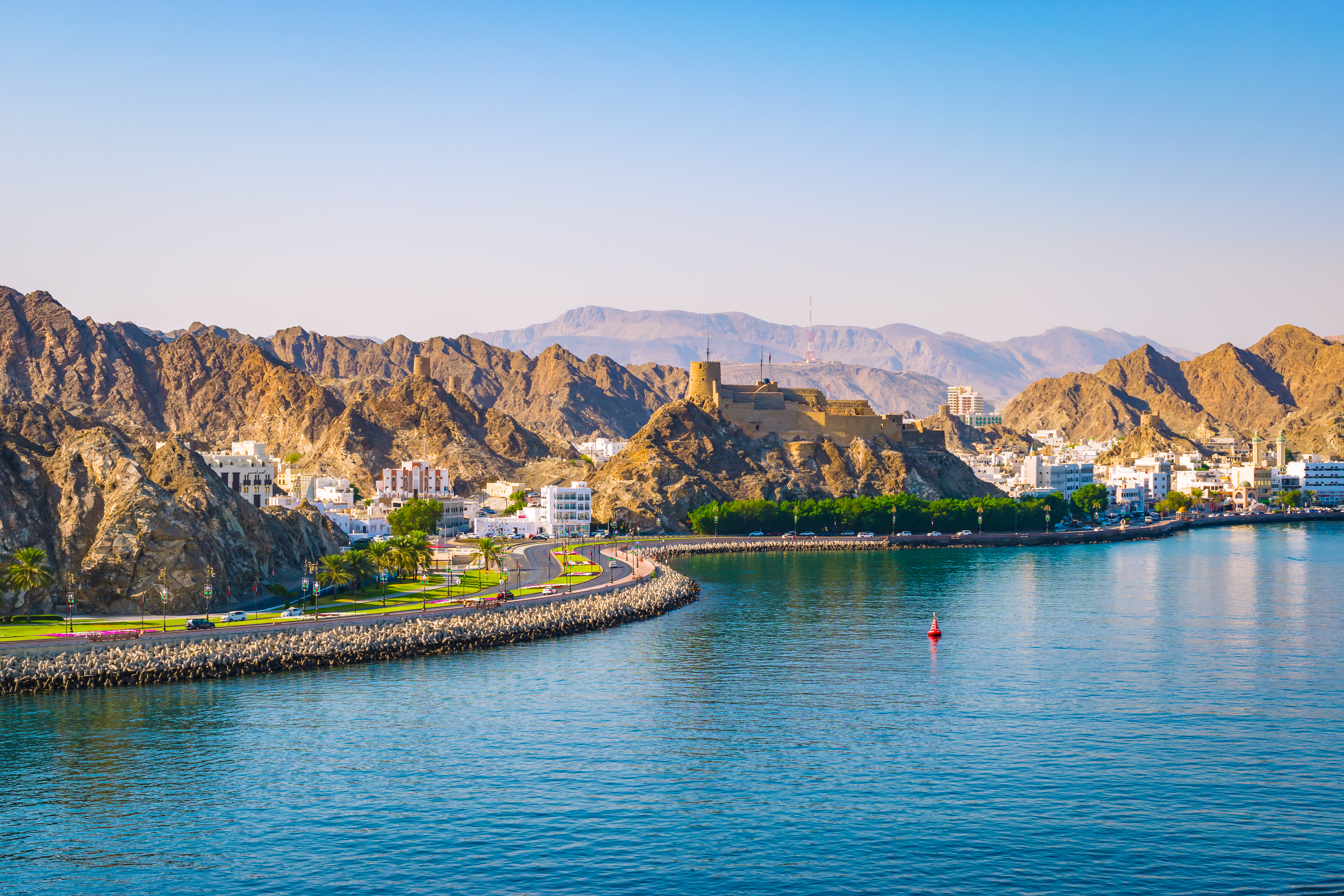 Imponerende panorama af Omans hovedstad Muscat med dens karakteristiske beliggenhed mellem bjerge og det azurblå hav