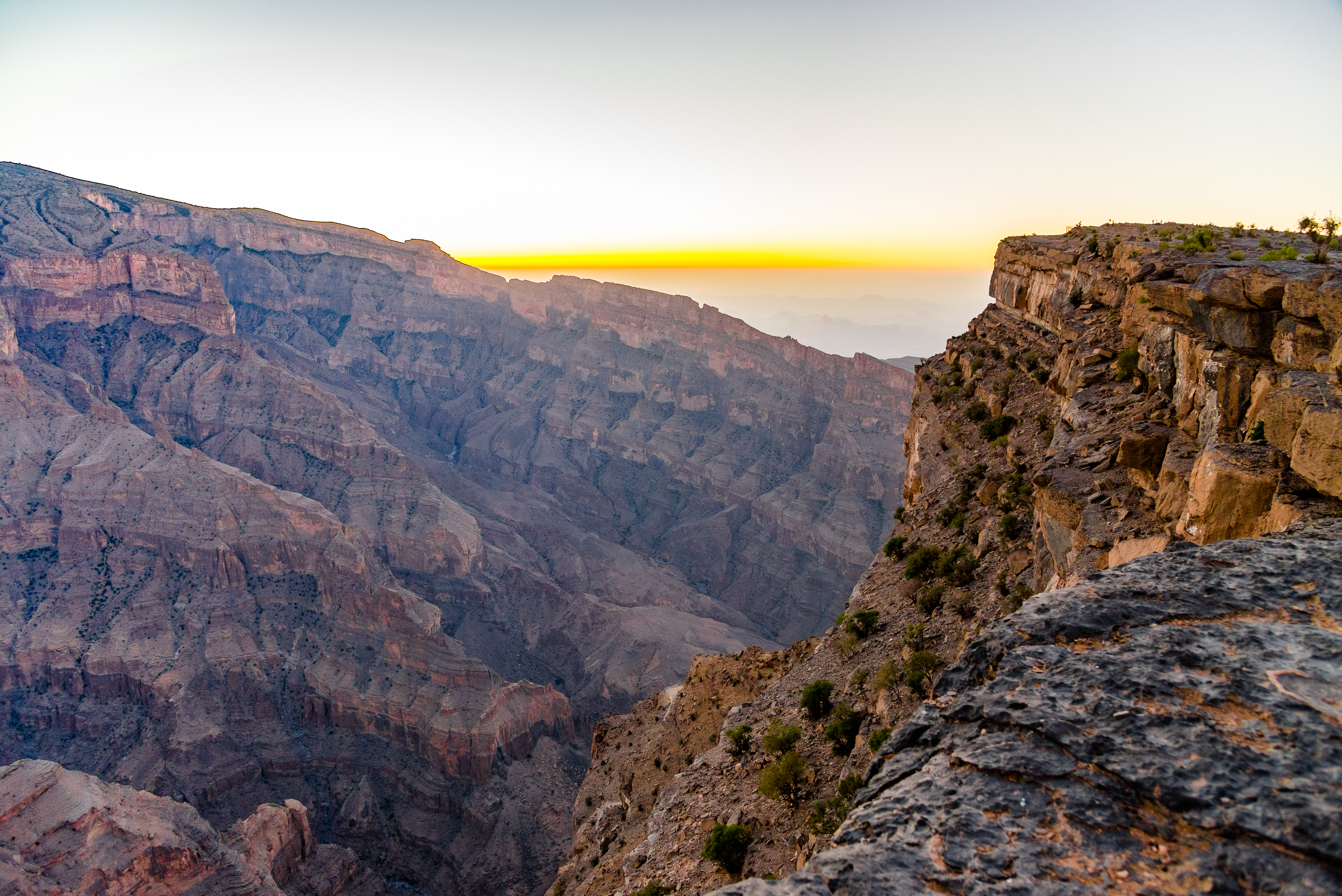 Imponerende udsigt fra Jebel Shams over den dybe Wadi Ghul-kløft i Hajar-bjergene, et naturligt vidunder i Oman