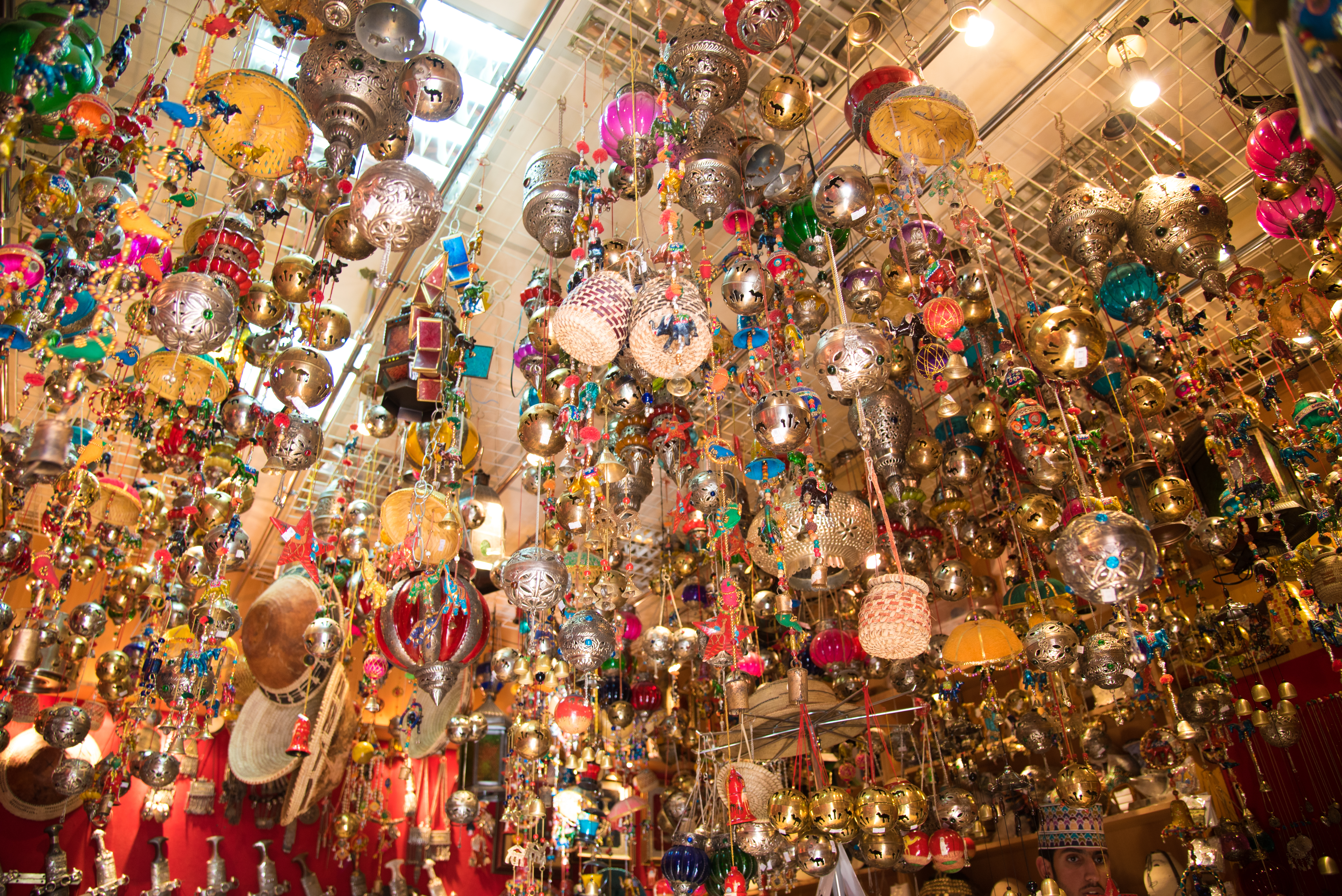 Kunsthåndværk og farverige dekorative lygter på traditionelt marked i Oman