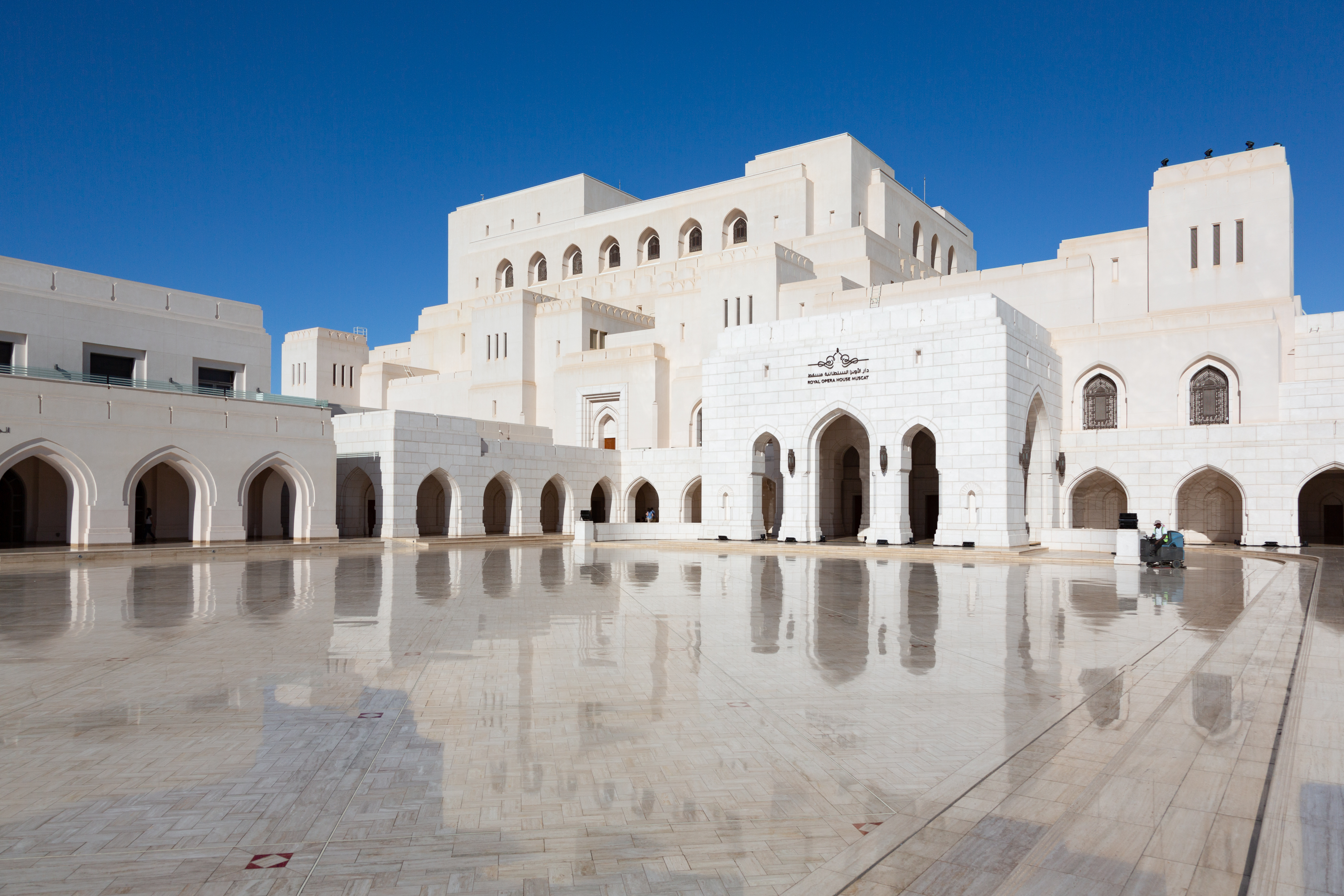 Det storslåede operahus i Muscat, Oman afspejlet i det polerede marmorgulv - et must-see på rejsen til Oman