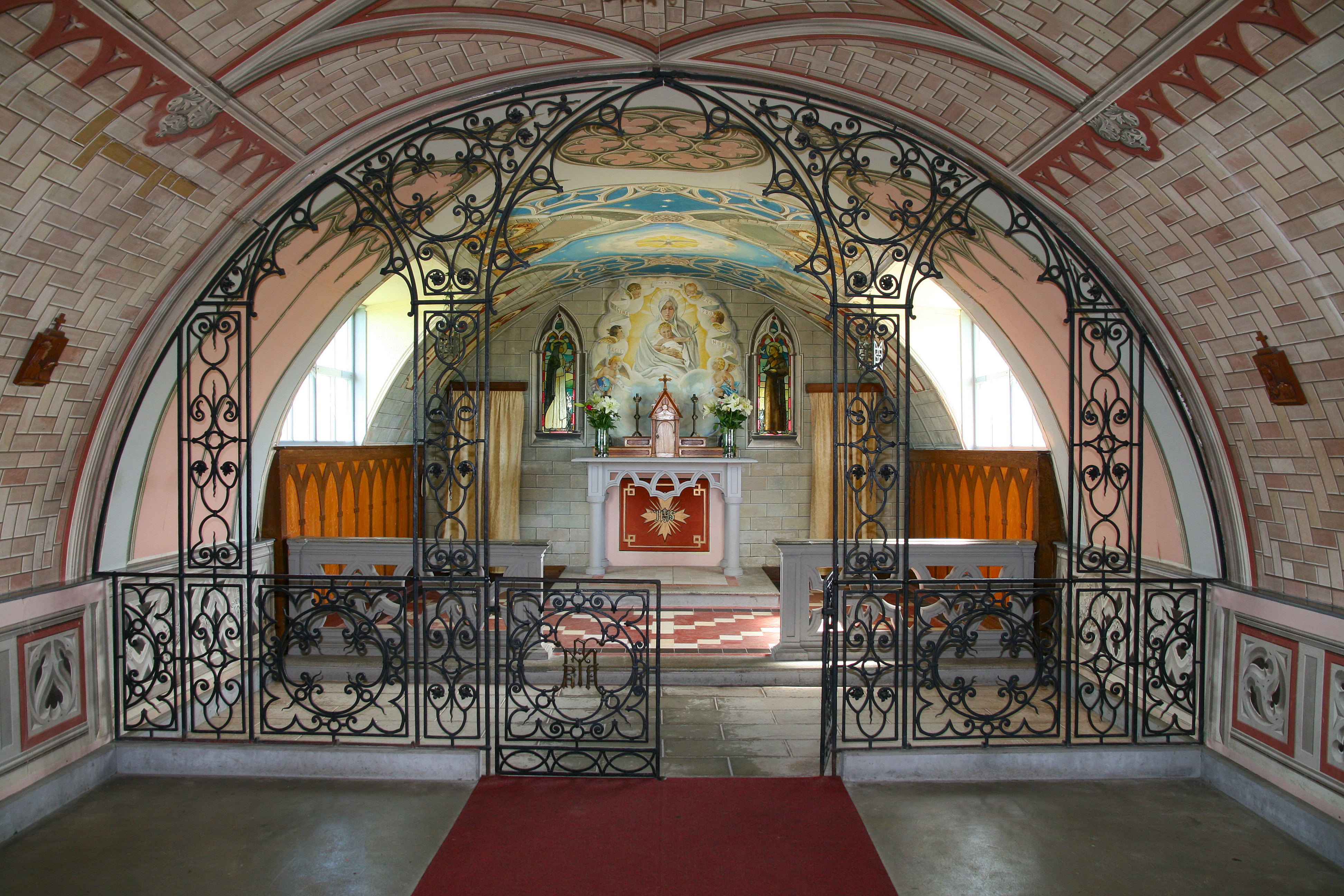 Det smukke Italienske Kapel på Orkney i Skotland med ornamentalt smedejernsgitter og bemalet hvælvet loft, opført af italienske krigsfanger under 2. Verdenskrig