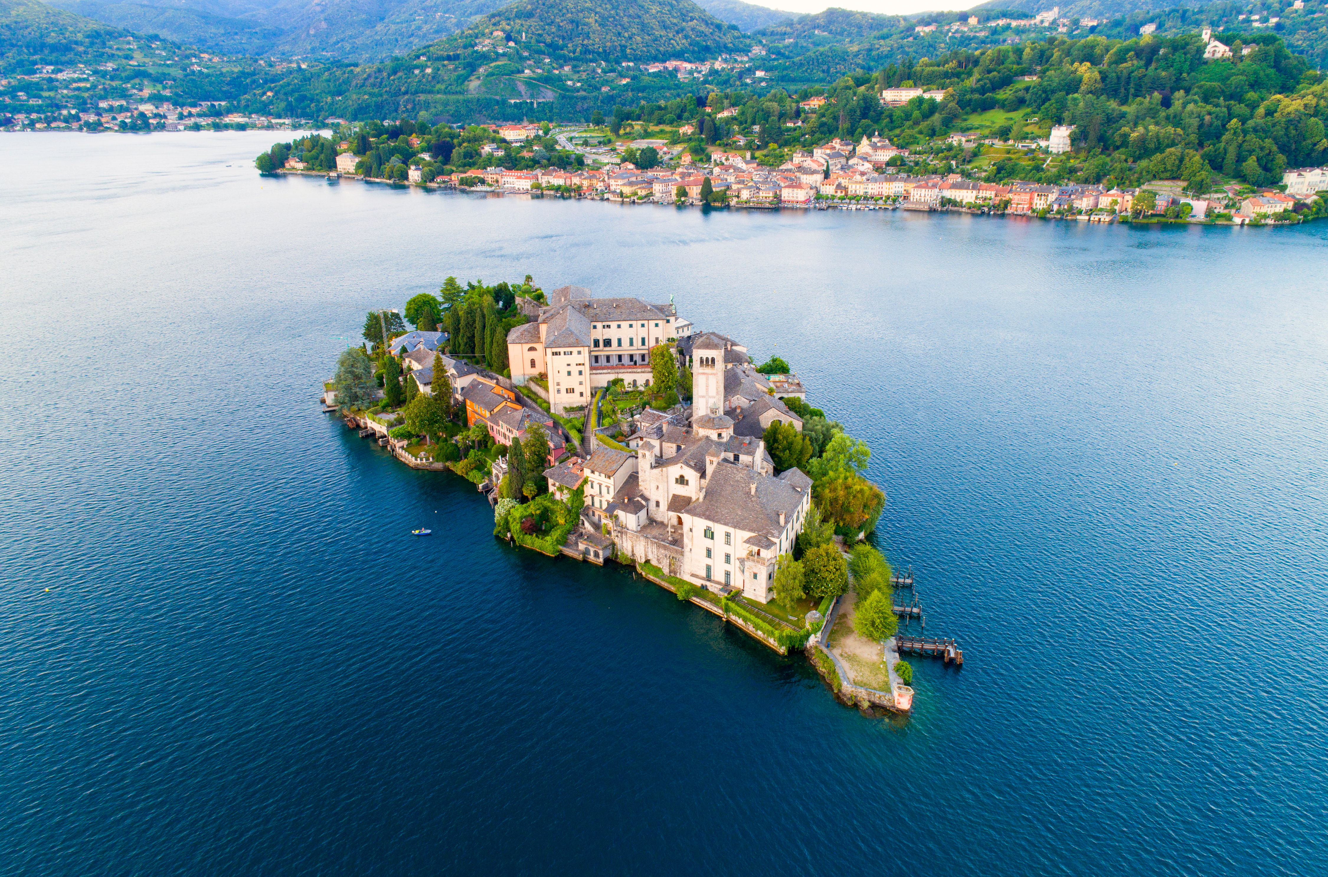 Historisk kloster på San Giulio ø i Orta-søen, Italien