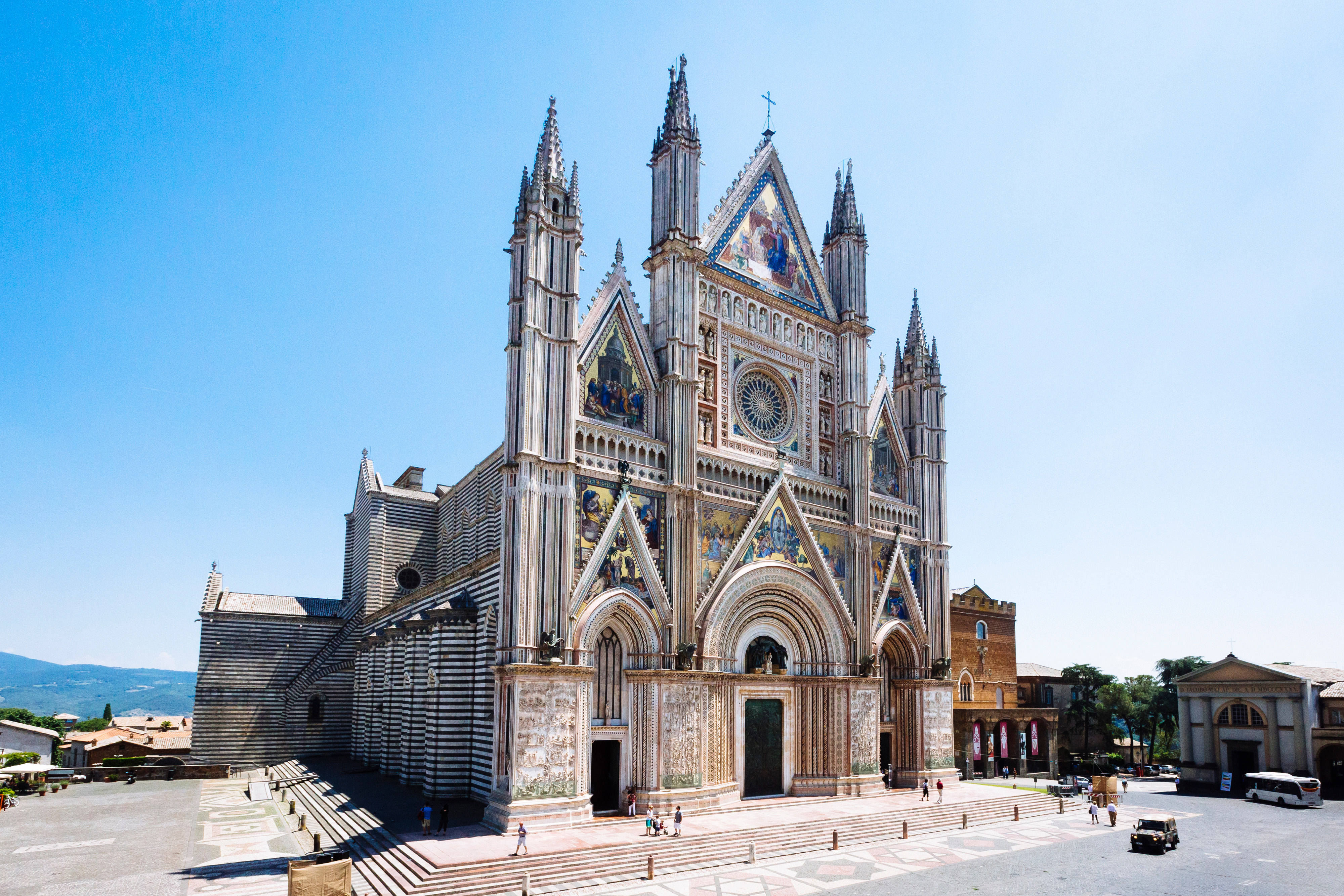 Orvieto kirke med middelalderlig facade og gotiske spir i Italien