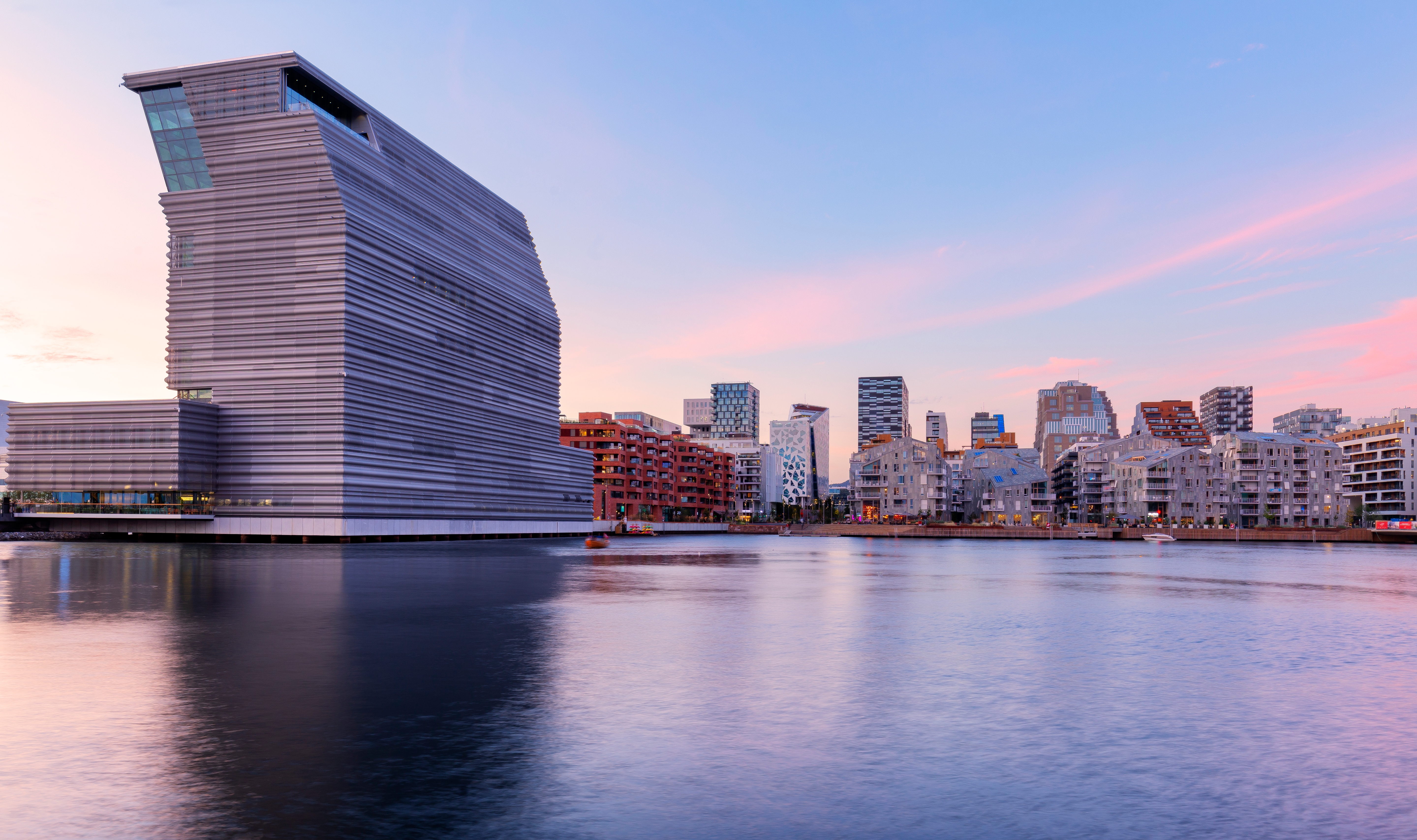 Oslo fjord med moderne bygninger og smukke refleksioner i vandet ved skumring