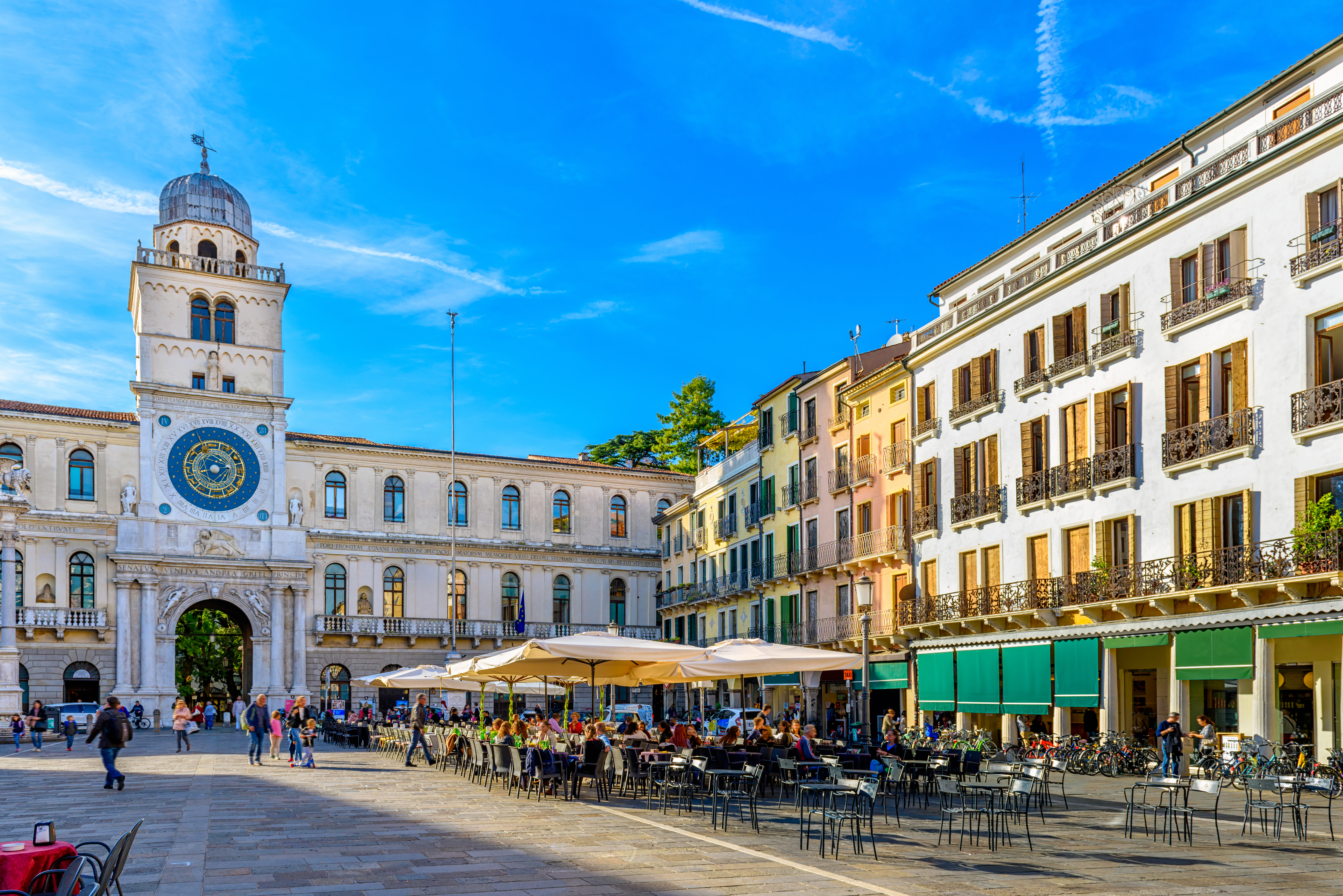 Centralt torv i Padua med imponerende klokketårn og historisk arkitektur i Veneto regionen