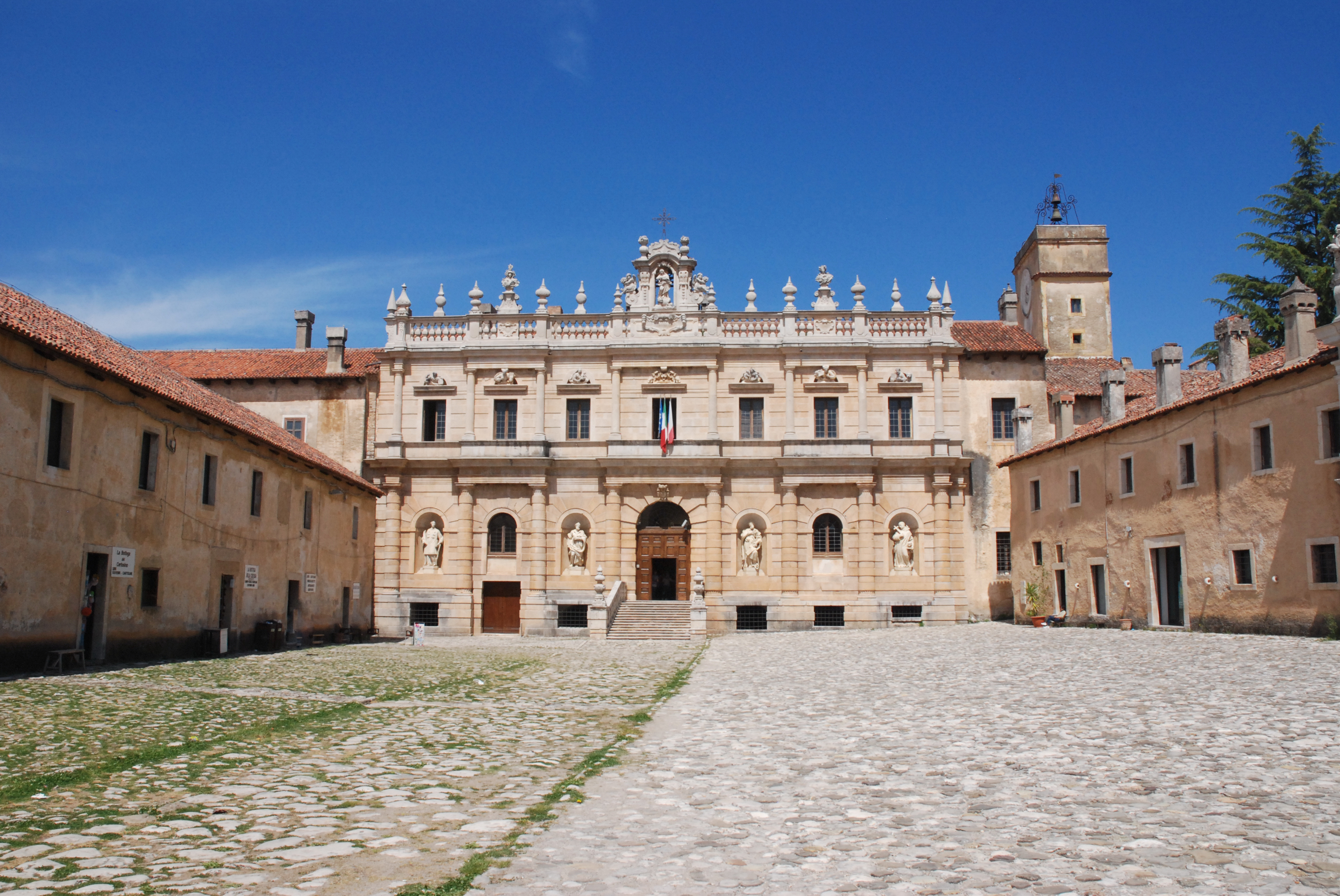 Det berømte Padula karteuser-kloster (Certosa Di San Lorenzo) i Campania - et must-see kulturelt landemærke i Syditalien