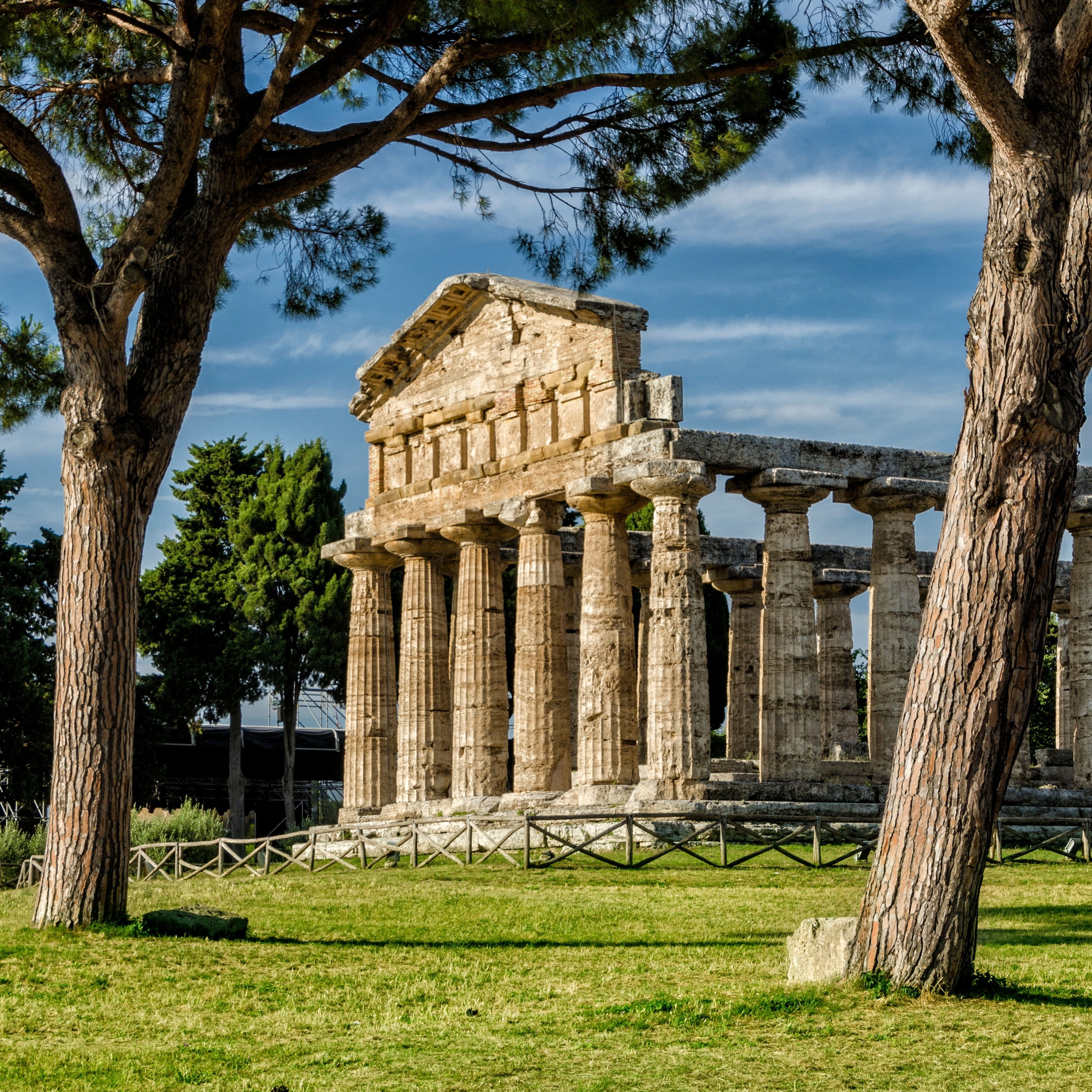 Imponerende antikke tempelruiner med doriske søjler i Paestum