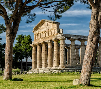 Imponerende antikke tempelruiner med doriske søjler i Paestum