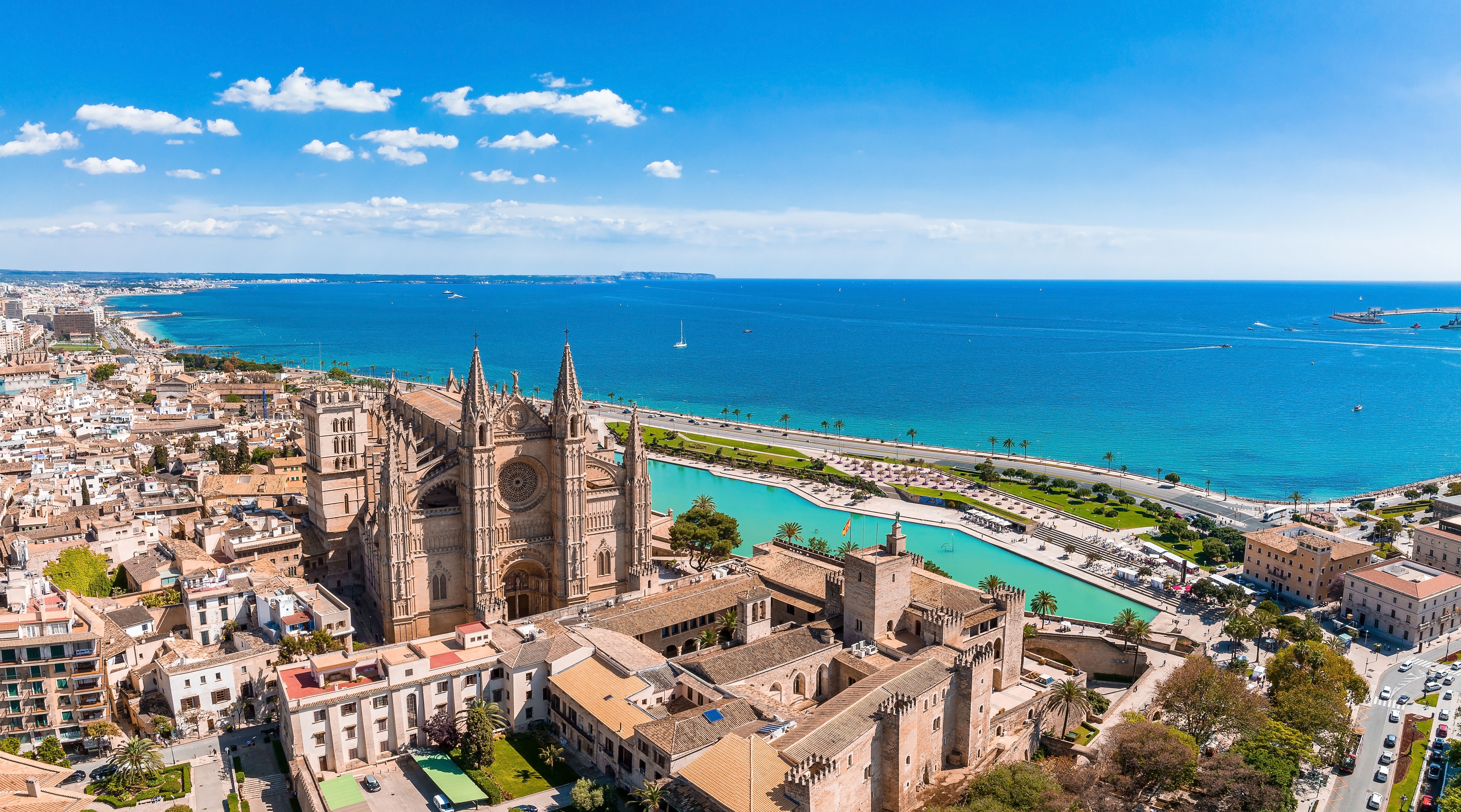Flot udsigt over Palma de Mallorcas centrum med den majestætiske katedral tæt på stranden