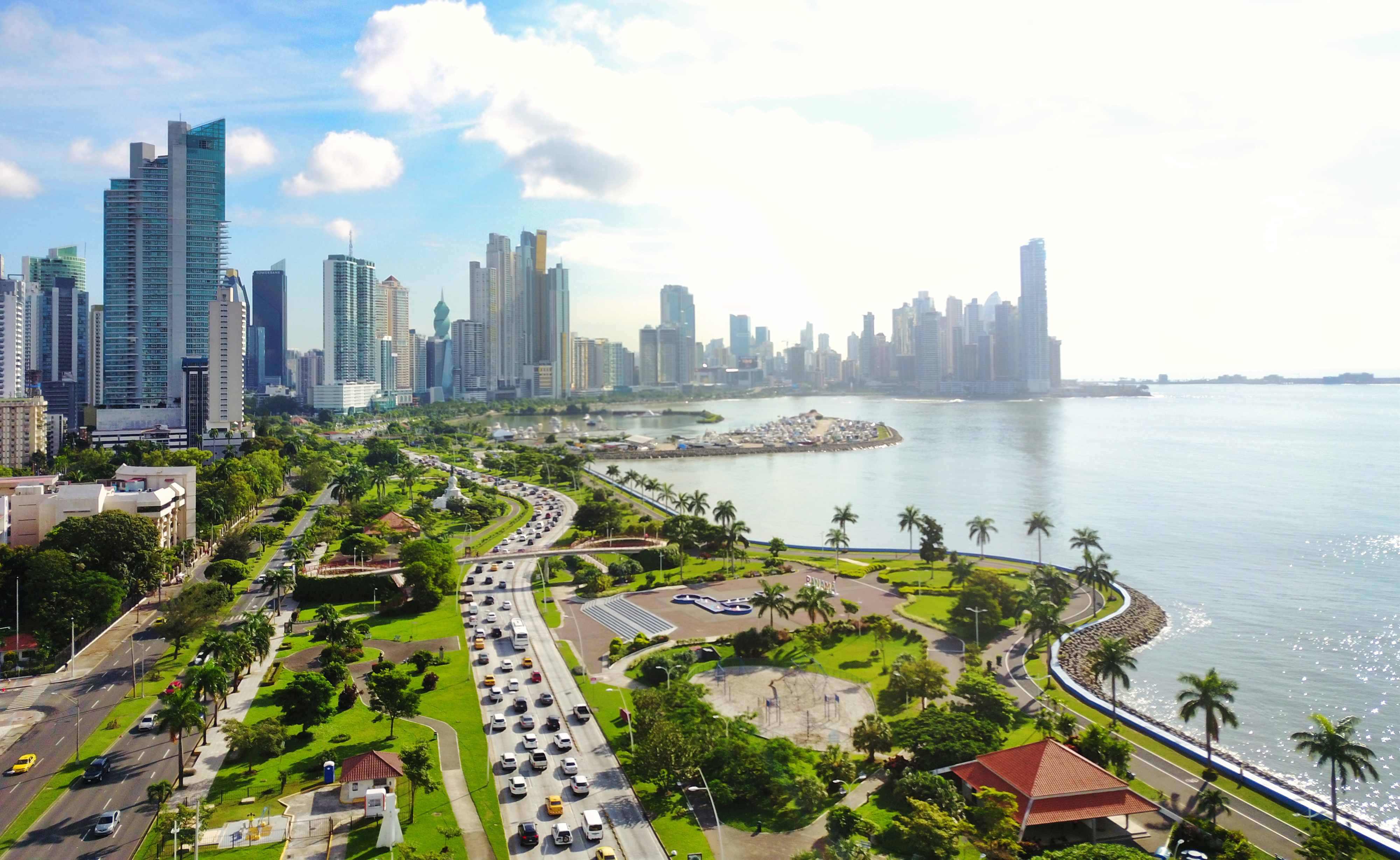Panama City kystlinje med imponerende skyskrabere og kystmotorvej fra luften