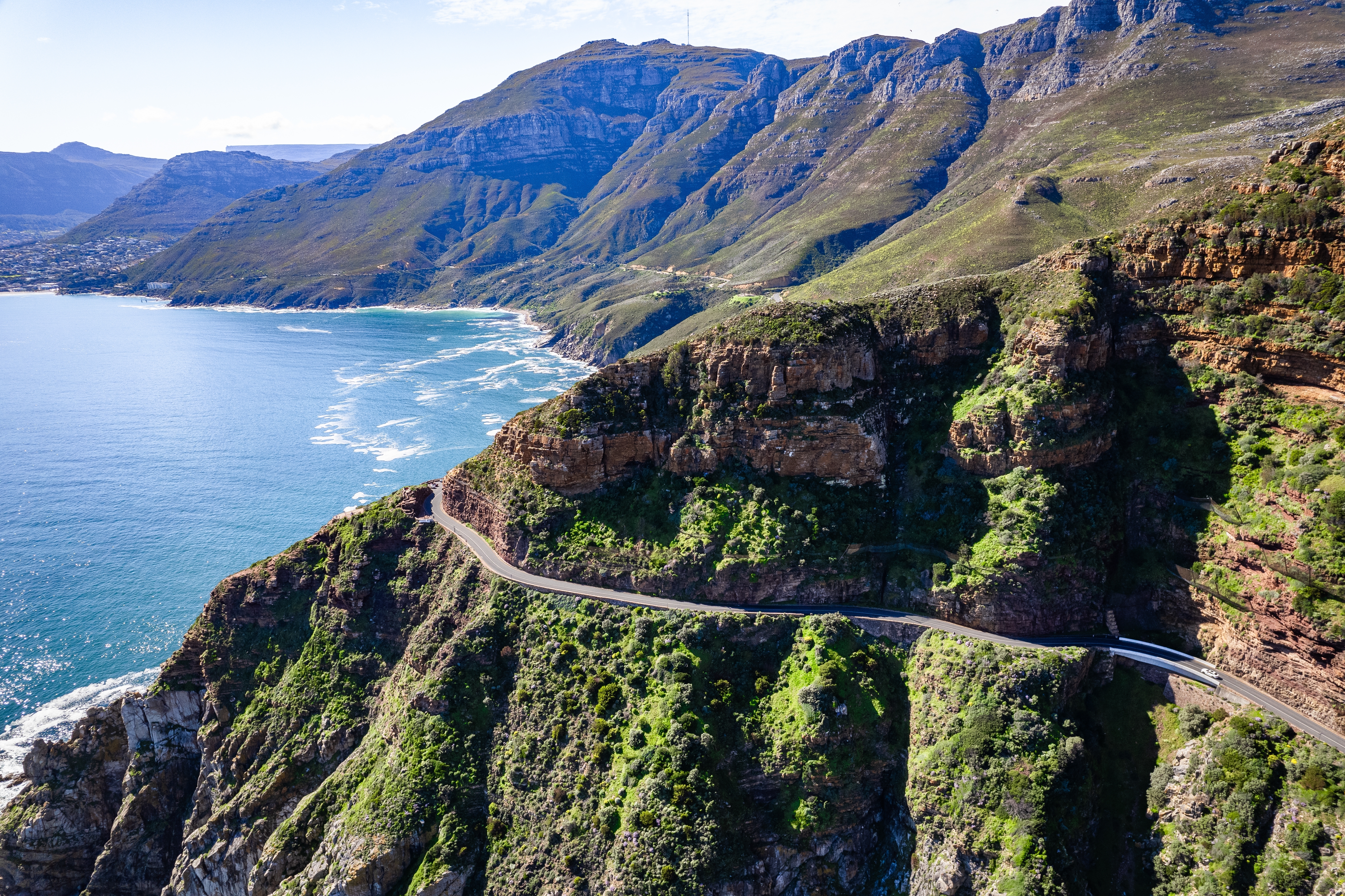 Imponerende luftbillede af den snoede Chapman's Peak Drive langs den dramatiske kystlinje i Cape Town, Sydafrika