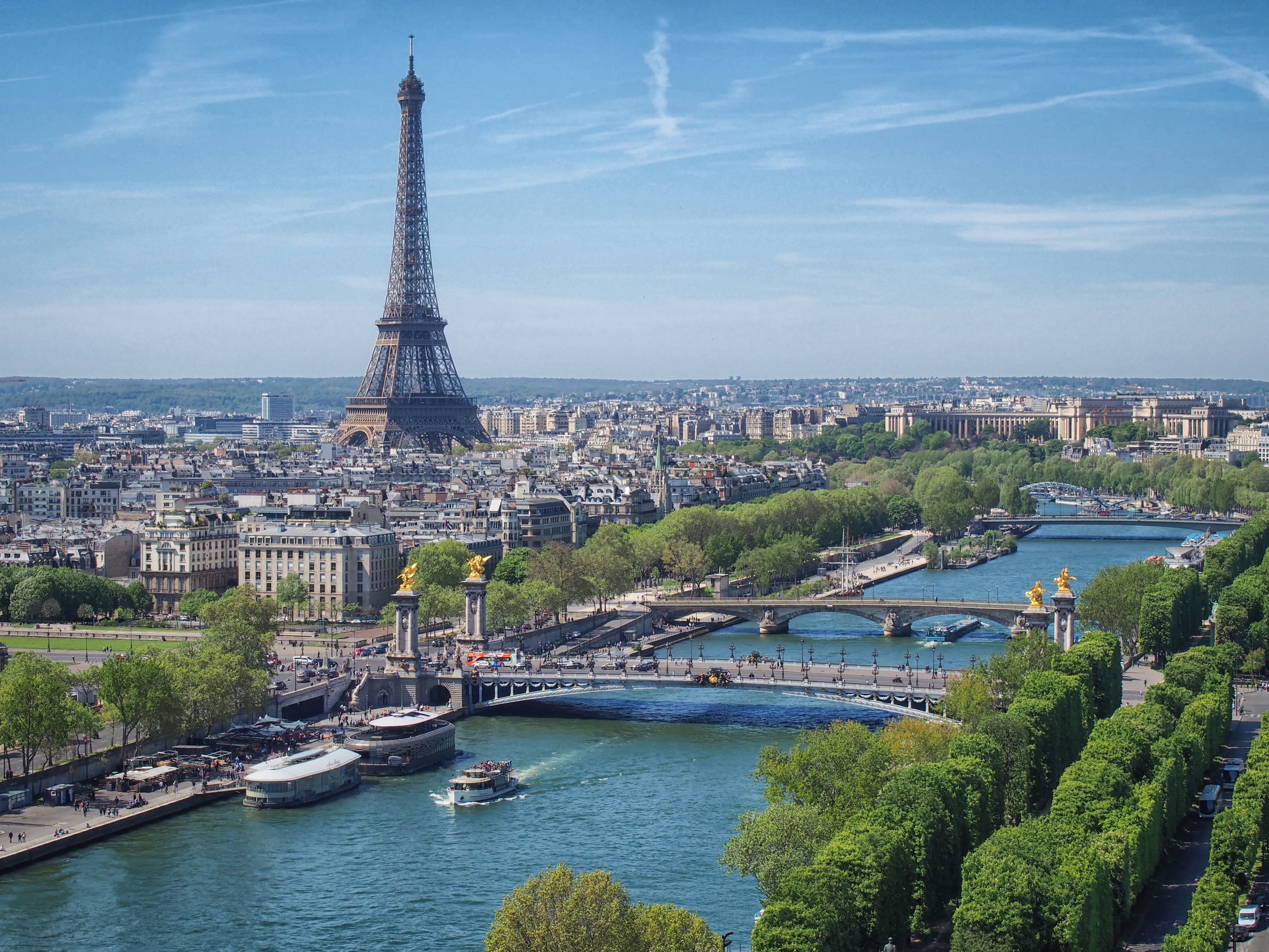 Luftbillede af Paris med Eiffeltårnet og Seine-floden på solskinsdag
