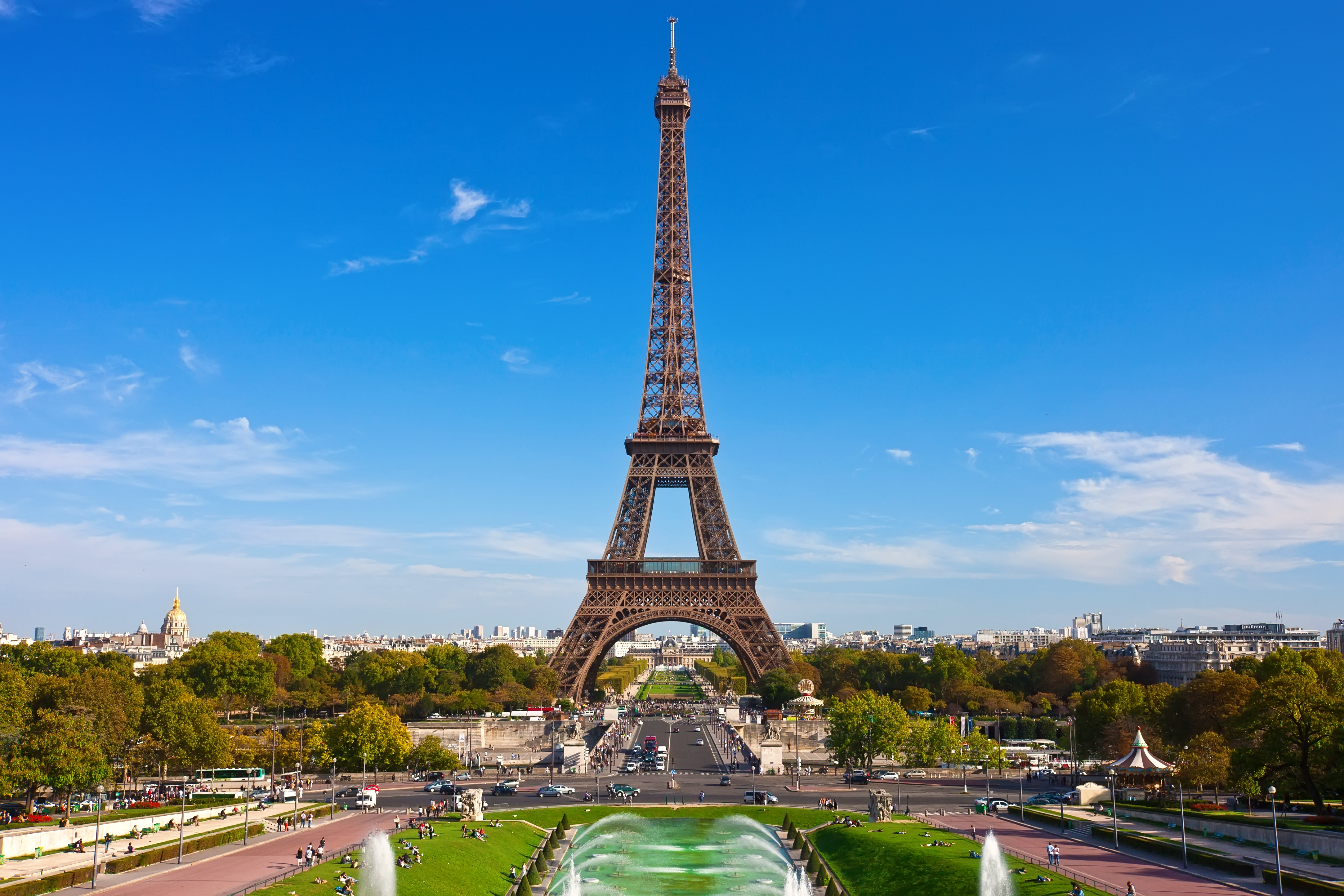 Panoramaudsigt over Eiffeltårnet og Champ de Mars i Paris med smukke haver og springvand på en solskinsdag